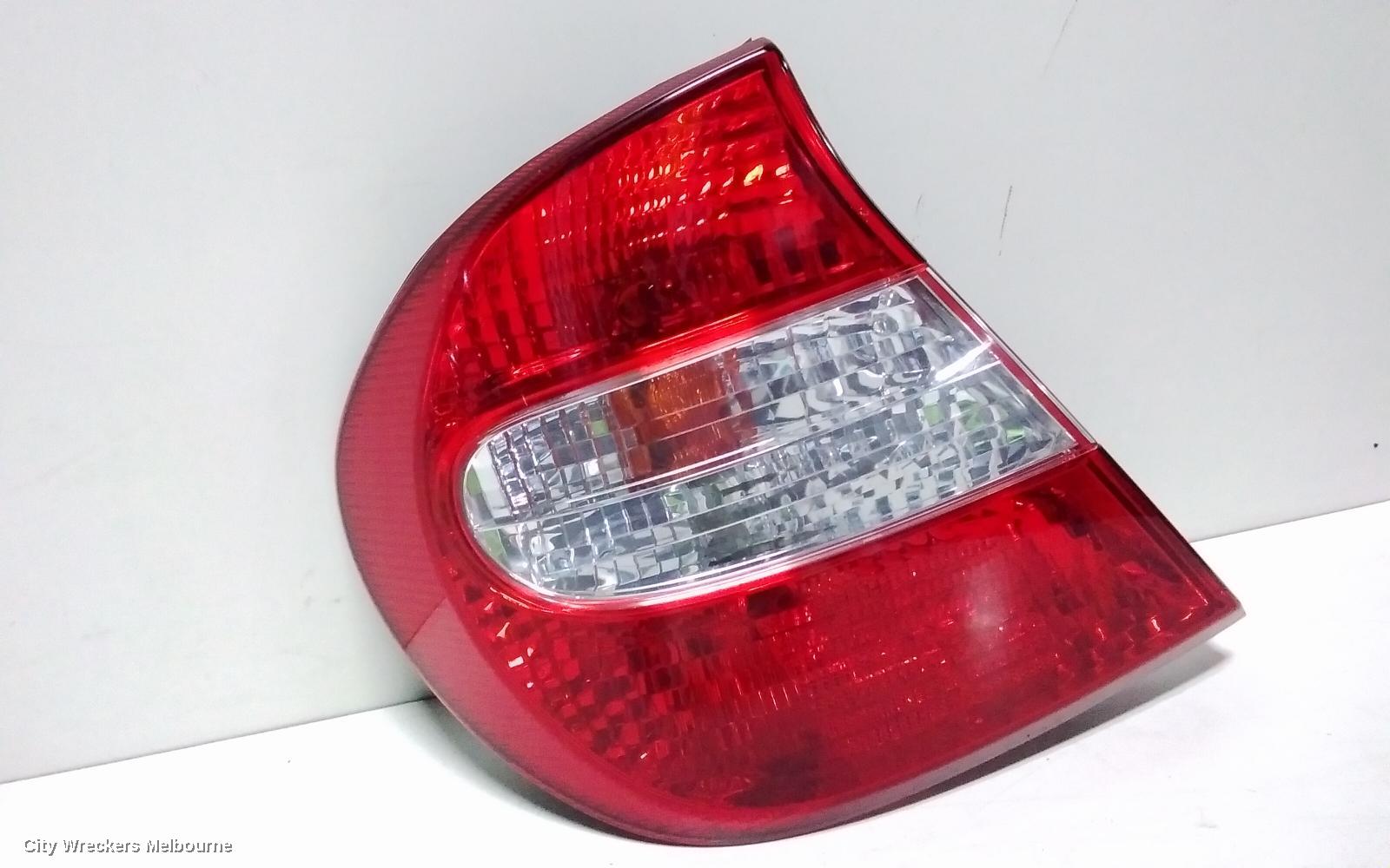 TOYOTA CAMRY LEFT TAILLIGHT, SK36, REVERSE LAMP IN CENTRE, 08/2002 - 09/2004