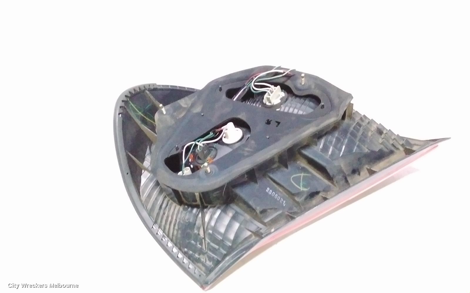 TOYOTA CAMRY LEFT TAILLIGHT, SK36, REVERSE LAMP IN CENTRE, 08/2002 - 09/2004