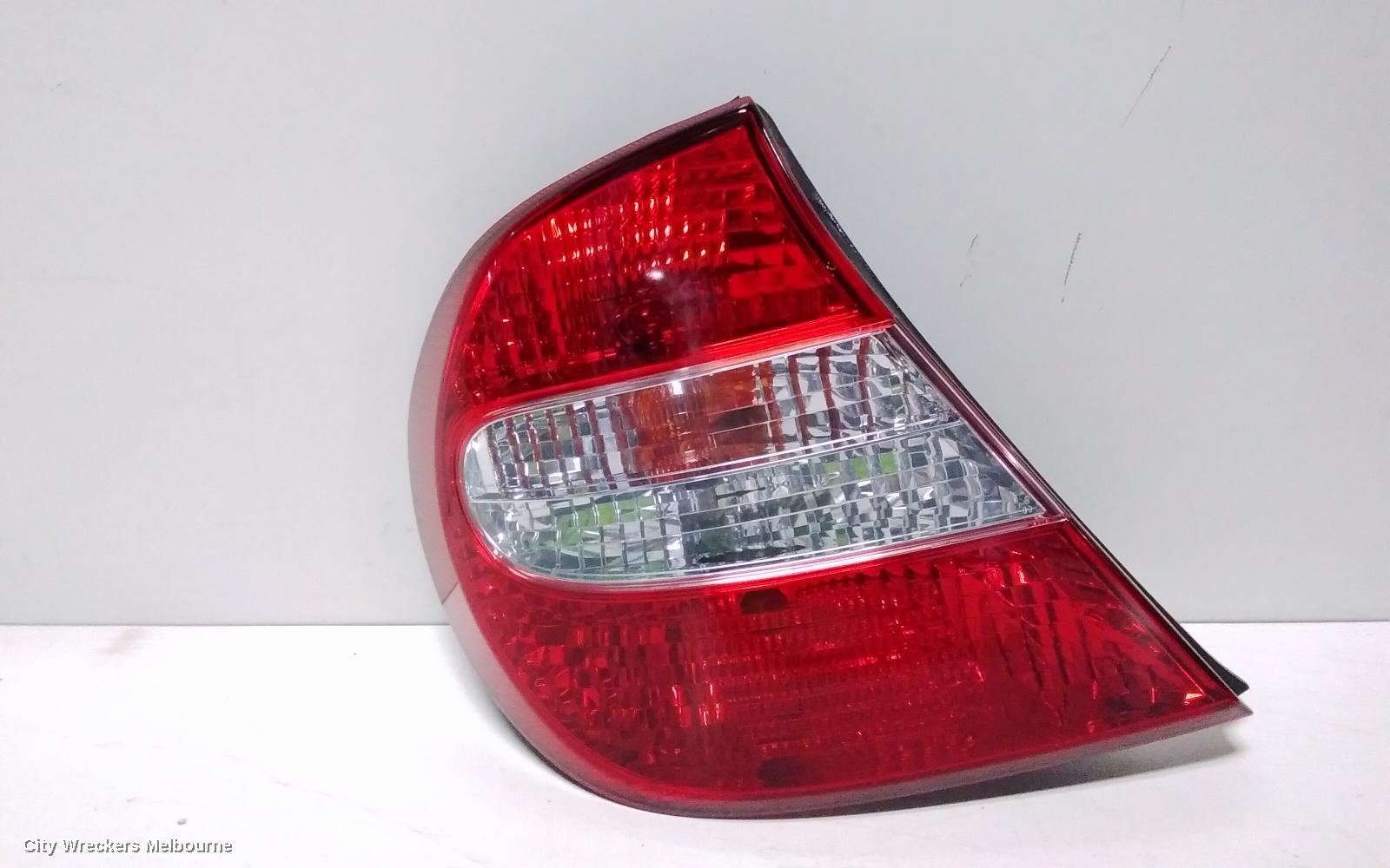 TOYOTA CAMRY LEFT TAILLIGHT, SK36, REVERSE LAMP IN CENTRE, 08/2002 - 09/2004
