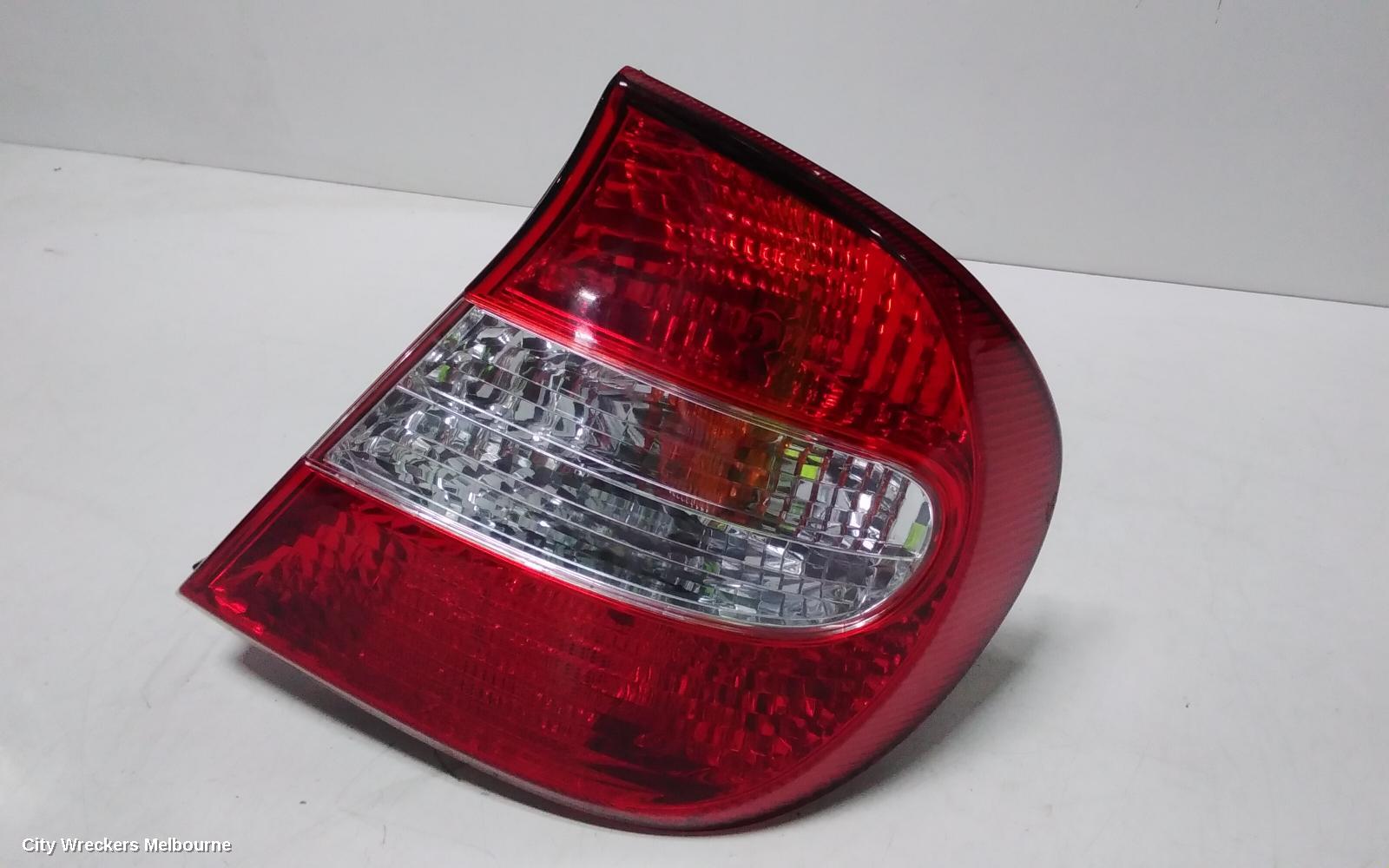 TOYOTA CAMRY RIGHT TAILLIGHT, SK36, REVERSE LAMP IN CENTRE, 08/2002 - 09/2004