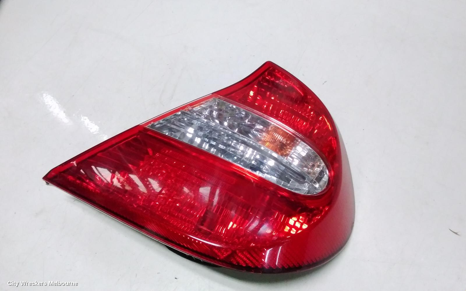 TOYOTA CAMRY RIGHT TAILLIGHT, SK36, REVERSE LAMP IN CENTRE, 08/2002 - 09/2004