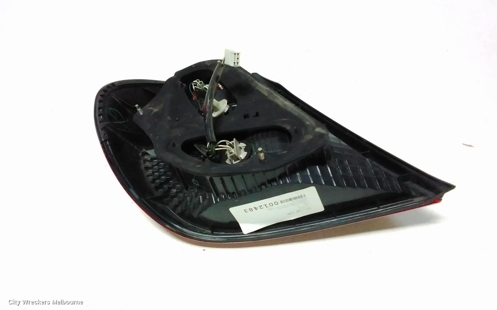 TOYOTA CAMRY RIGHT TAILLIGHT, SK36, REVERSE LAMP IN CENTRE, 08/2002 - 09/2004