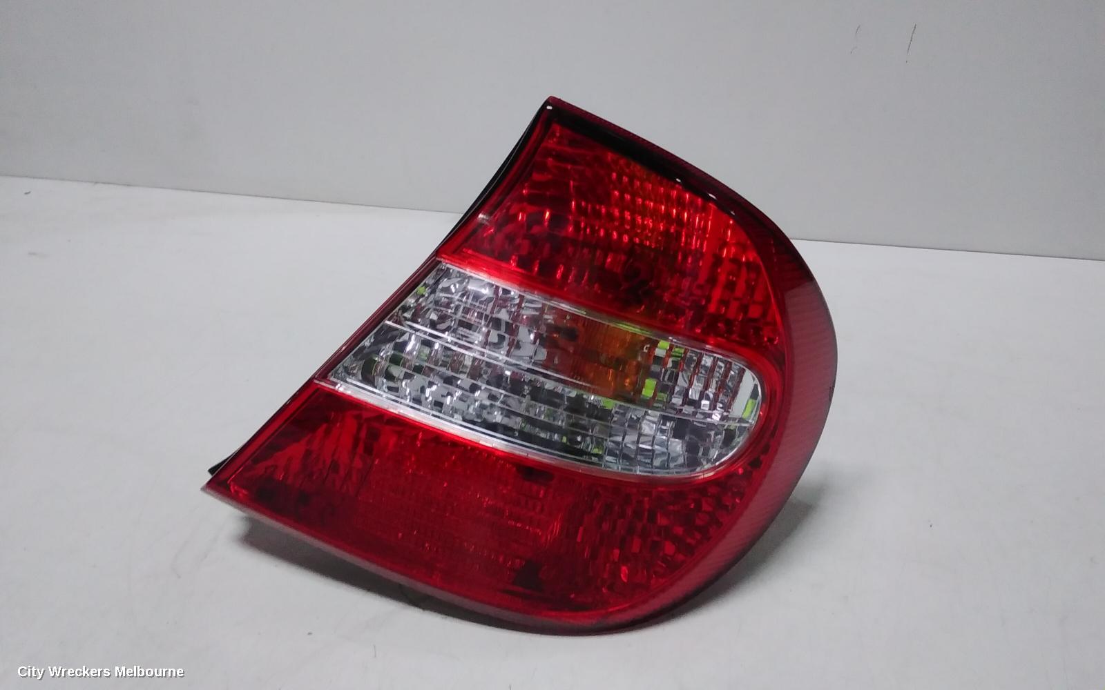 TOYOTA CAMRY RIGHT TAILLIGHT, SK36, REVERSE LAMP IN CENTRE, 08/2002 - 09/2004