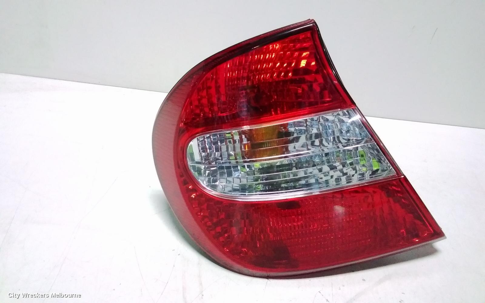TOYOTA CAMRY LEFT TAILLIGHT, SK36, REVERSE LAMP IN CENTRE, 08/2002 - 09/2004