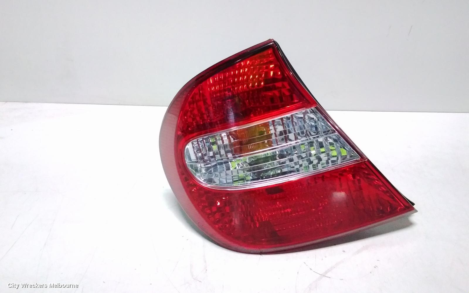 TOYOTA CAMRY LEFT TAILLIGHT, SK36, REVERSE LAMP IN CENTRE, 08/2002 - 09/2004