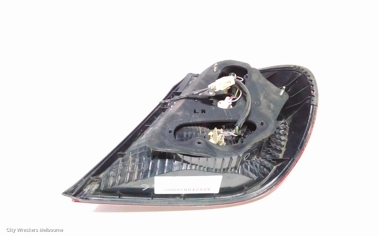 TOYOTA CAMRY LEFT TAILLIGHT, SK36, REVERSE LAMP IN CENTRE, 08/2002 - 09/2004