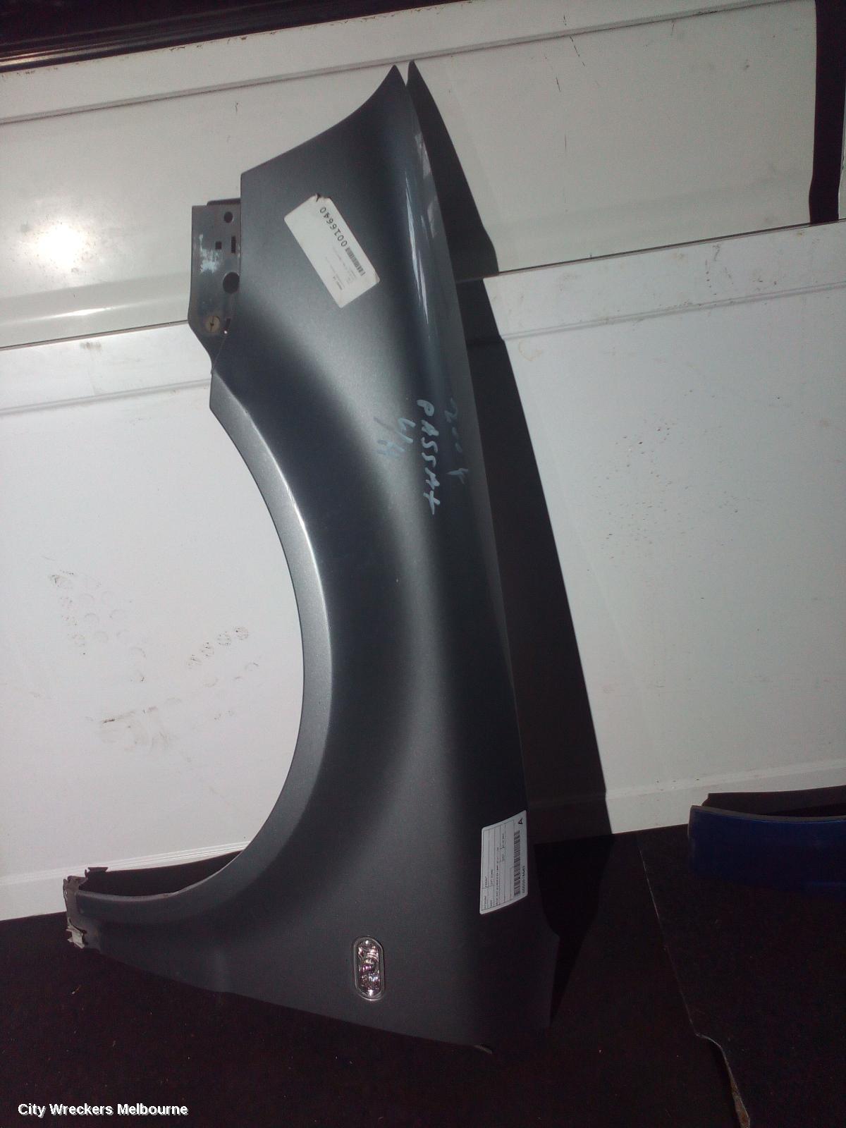 VOLKSWAGEN PASSAT LEFT GUARD, 3B/GP, SUIT W/ REPEATER LAMP, 02/2001 - 11/2005