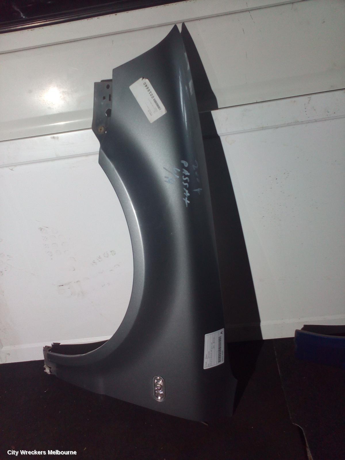 VOLKSWAGEN PASSAT LEFT GUARD, 3B/GP, SUIT W/ REPEATER LAMP, 02/2001 - 11/2005