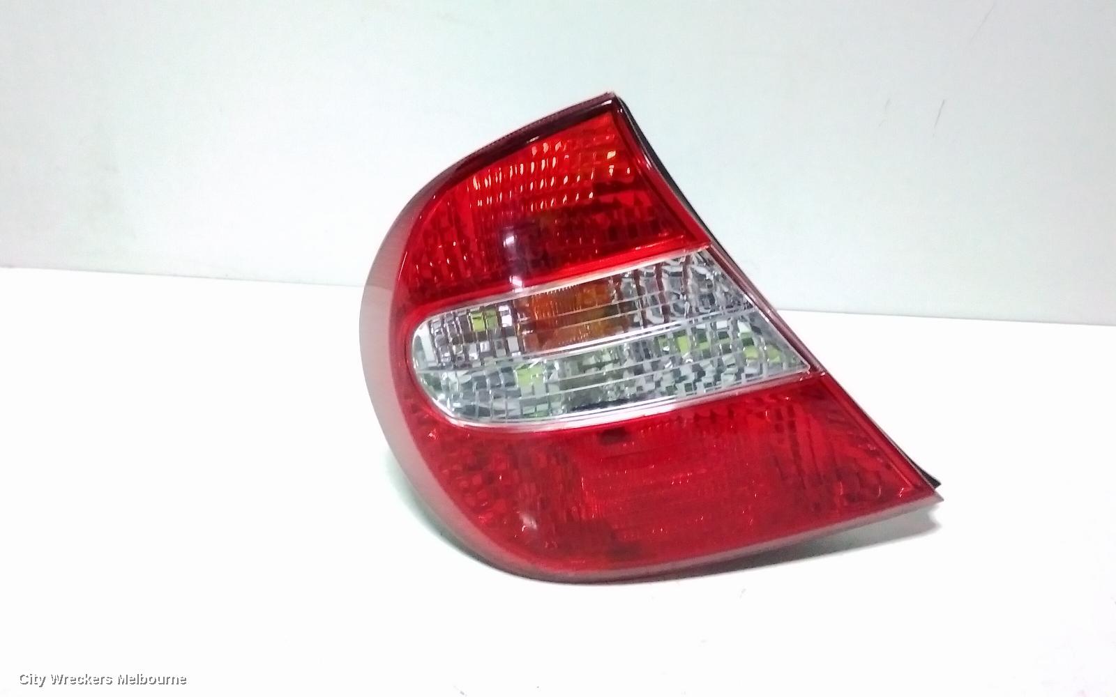 TOYOTA CAMRY LEFT TAILLIGHT, SK36, REVERSE LAMP IN CENTRE, 08/2002 - 09/2004
