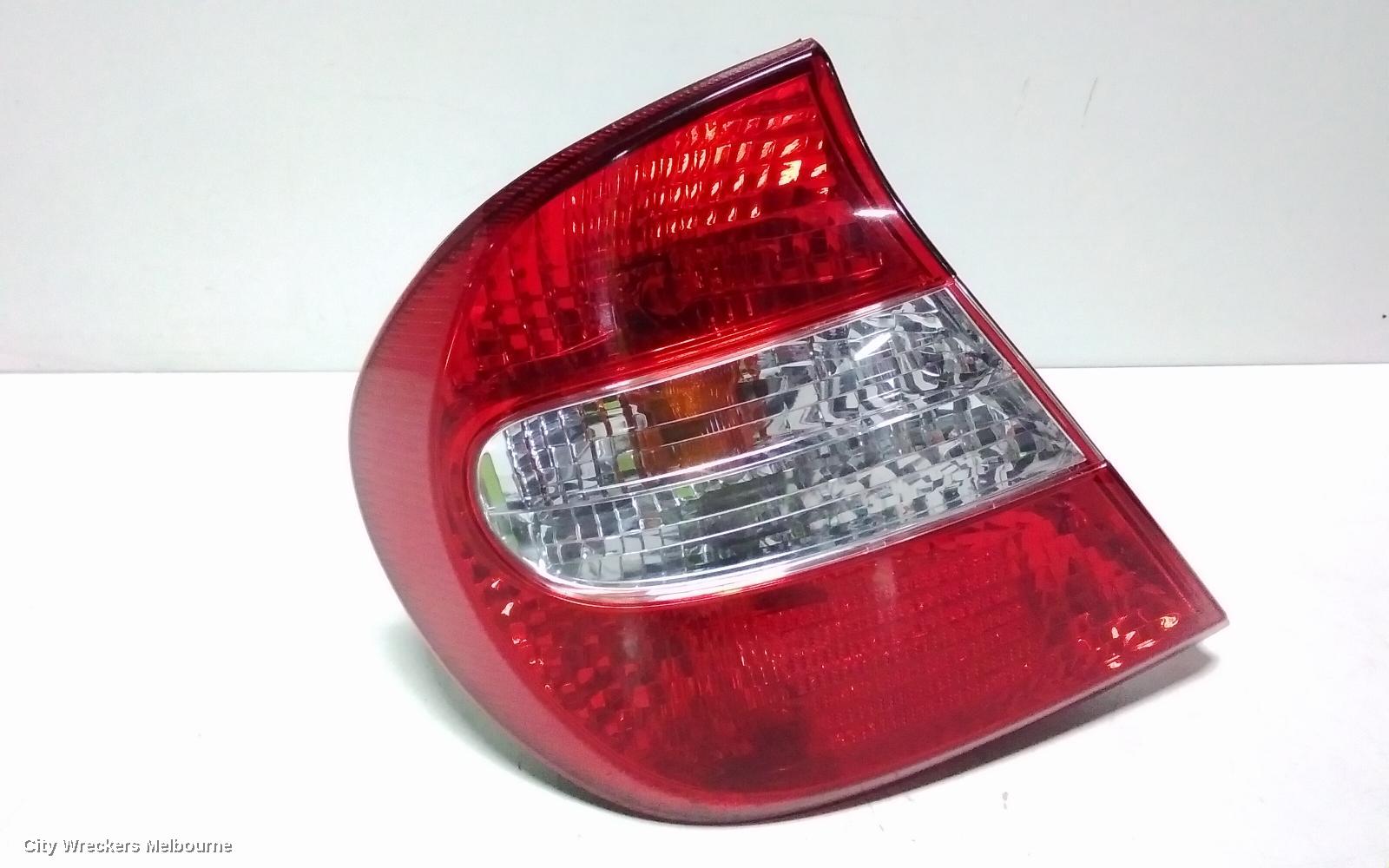 TOYOTA CAMRY LEFT TAILLIGHT, SK36, REVERSE LAMP IN CENTRE, 08/2002 - 09/2004