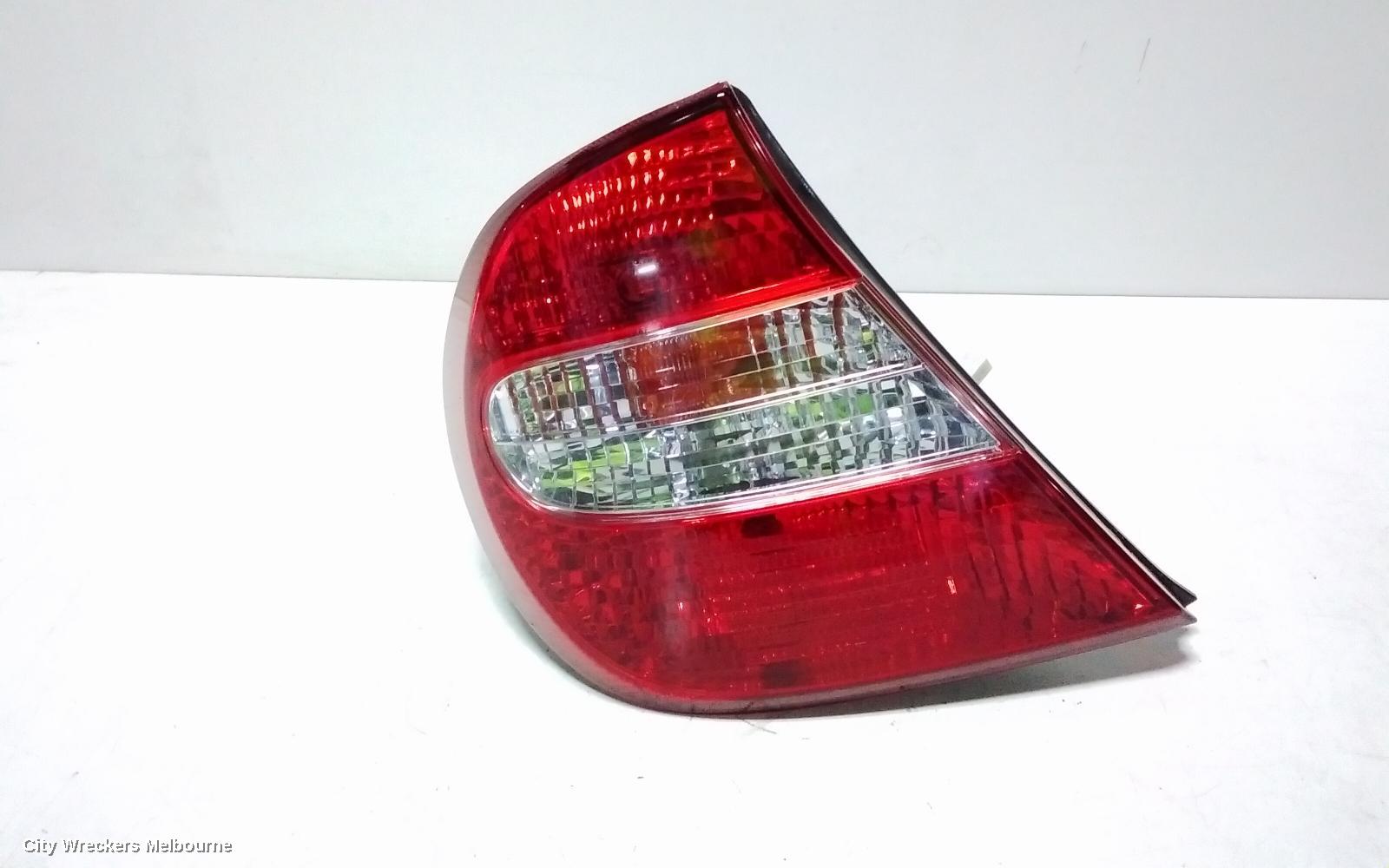 TOYOTA CAMRY LEFT TAILLIGHT, SK36, REVERSE LAMP IN CENTRE, 08/2002 - 09/2004