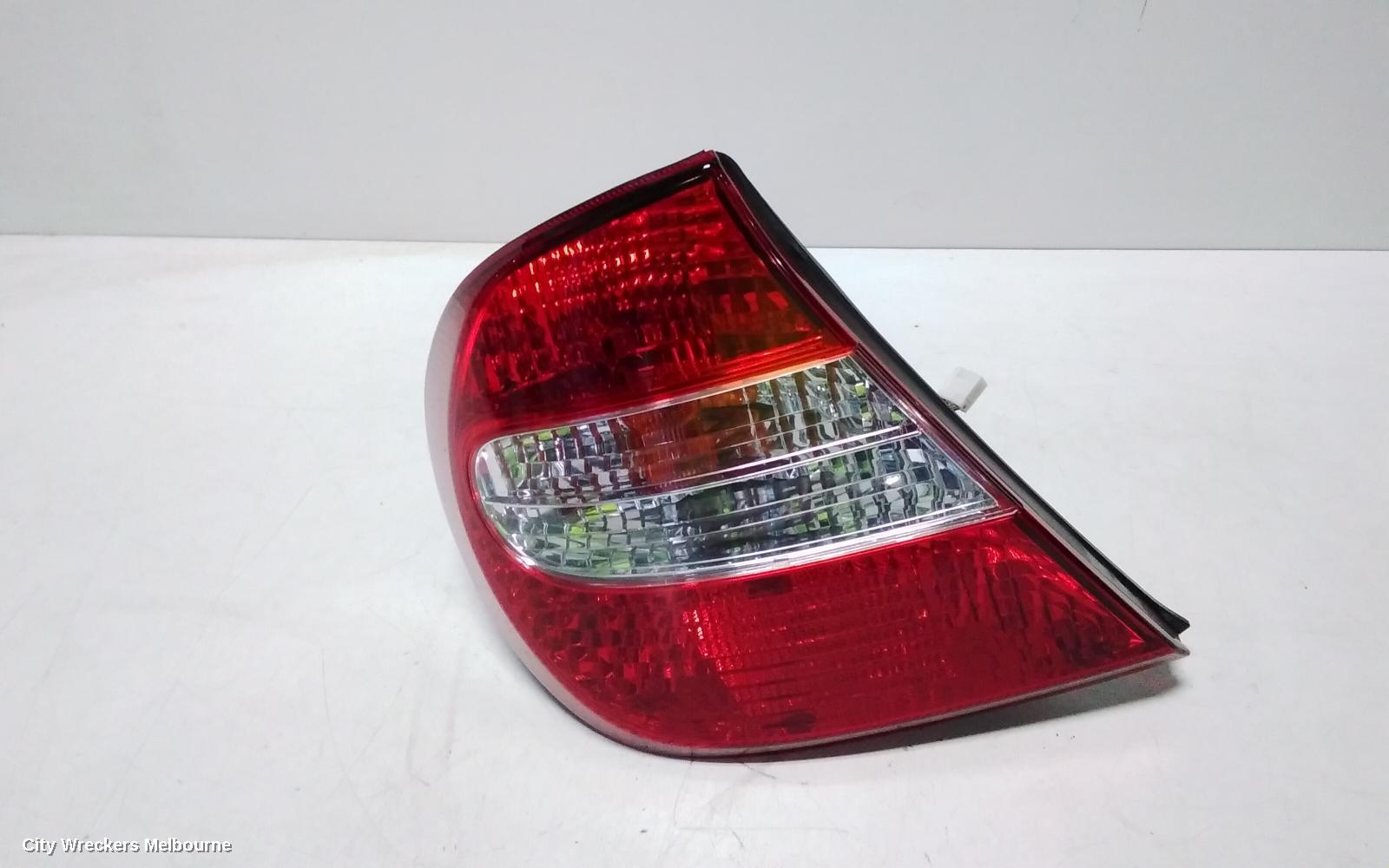 TOYOTA CAMRY LEFT TAILLIGHT, SK36, REVERSE LAMP IN CENTRE, 08/2002 - 09/2004