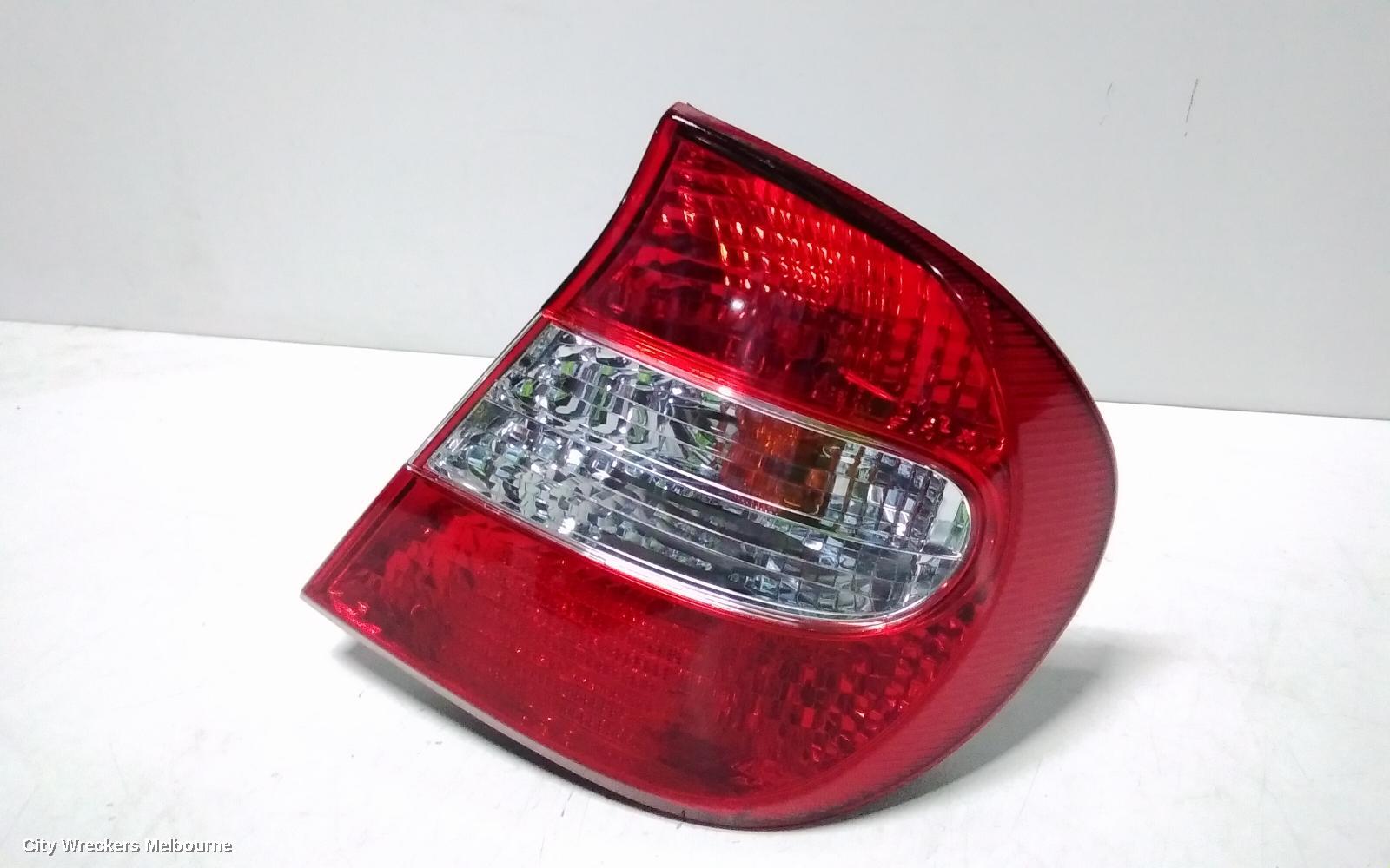 TOYOTA CAMRY RIGHT TAILLIGHT, SK36, REVERSE LAMP IN CENTRE, 08/2002 - 09/2004
