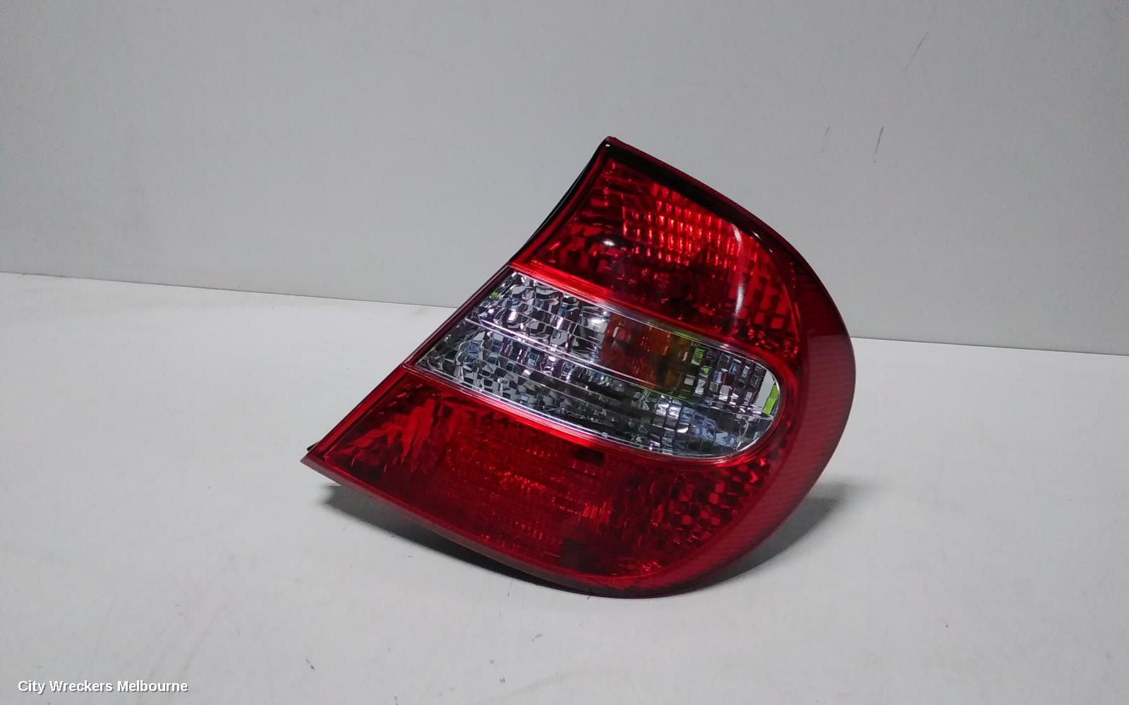 TOYOTA CAMRY RIGHT TAILLIGHT, SK36, REVERSE LAMP IN CENTRE, 08/2002 - 09/2004