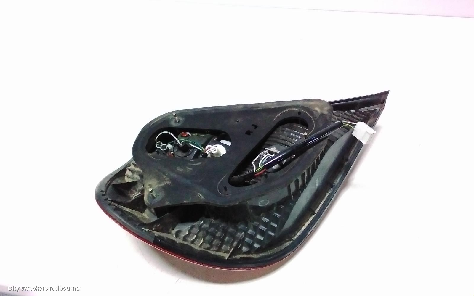 TOYOTA CAMRY RIGHT TAILLIGHT, SK36, REVERSE LAMP IN CENTRE, 08/2002 - 09/2004