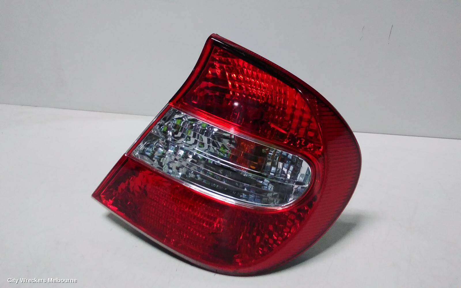 TOYOTA CAMRY RIGHT TAILLIGHT, SK36, REVERSE LAMP IN CENTRE, 08/2002 - 09/2004