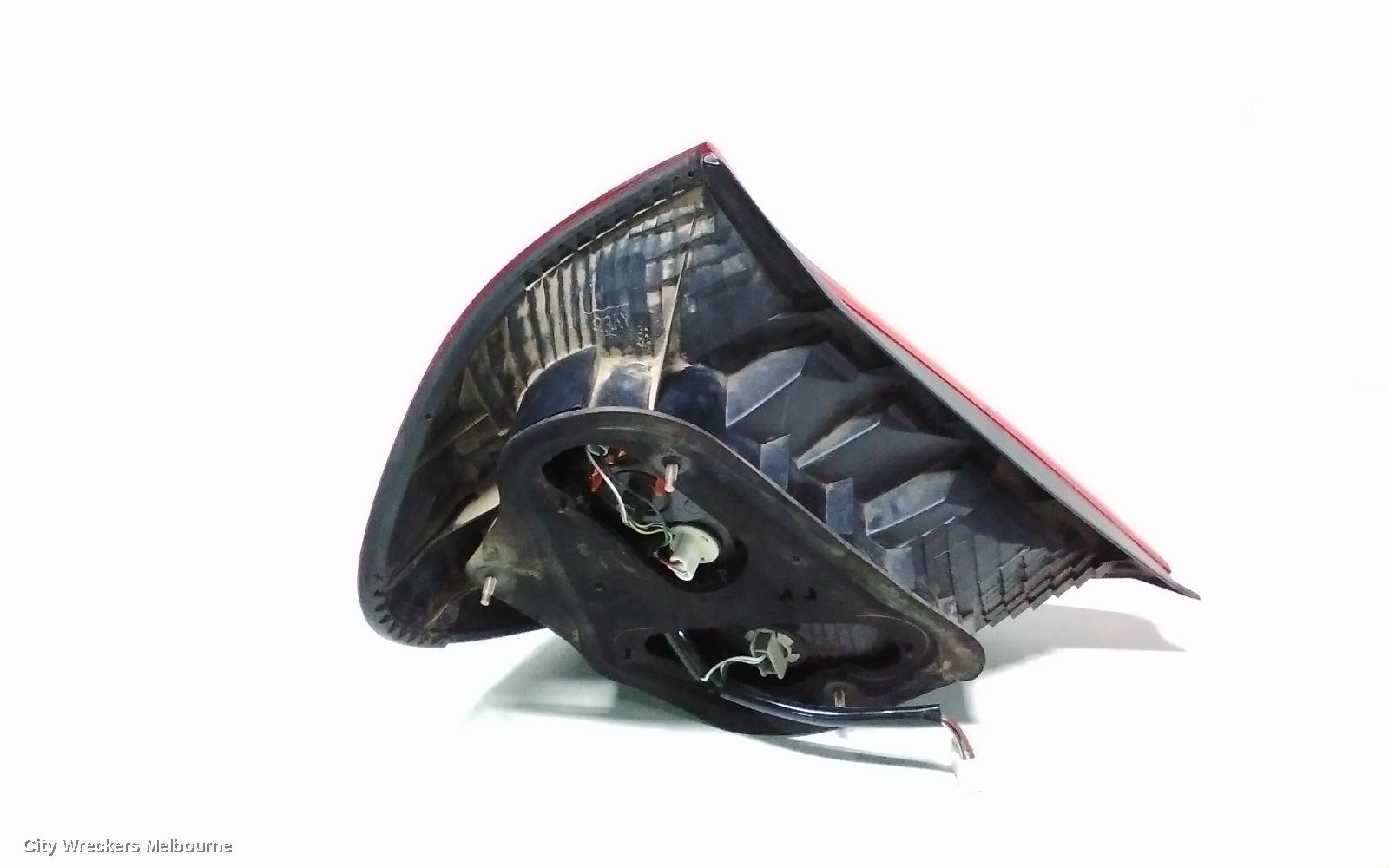 TOYOTA CAMRY RIGHT TAILLIGHT, SK36, REVERSE LAMP IN CENTRE, 08/2002 - 09/2004