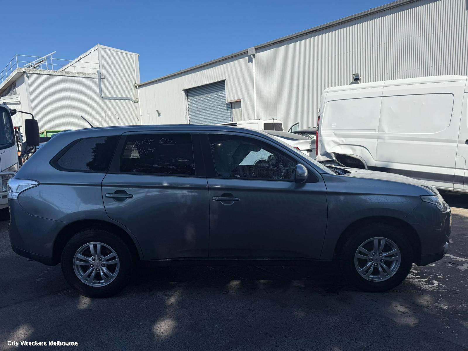 MITSUBISHI OUTLANDER CONSOLE, CONSOLE LID ONLY, ZJ-ZK, 10/2012 - 06/2017