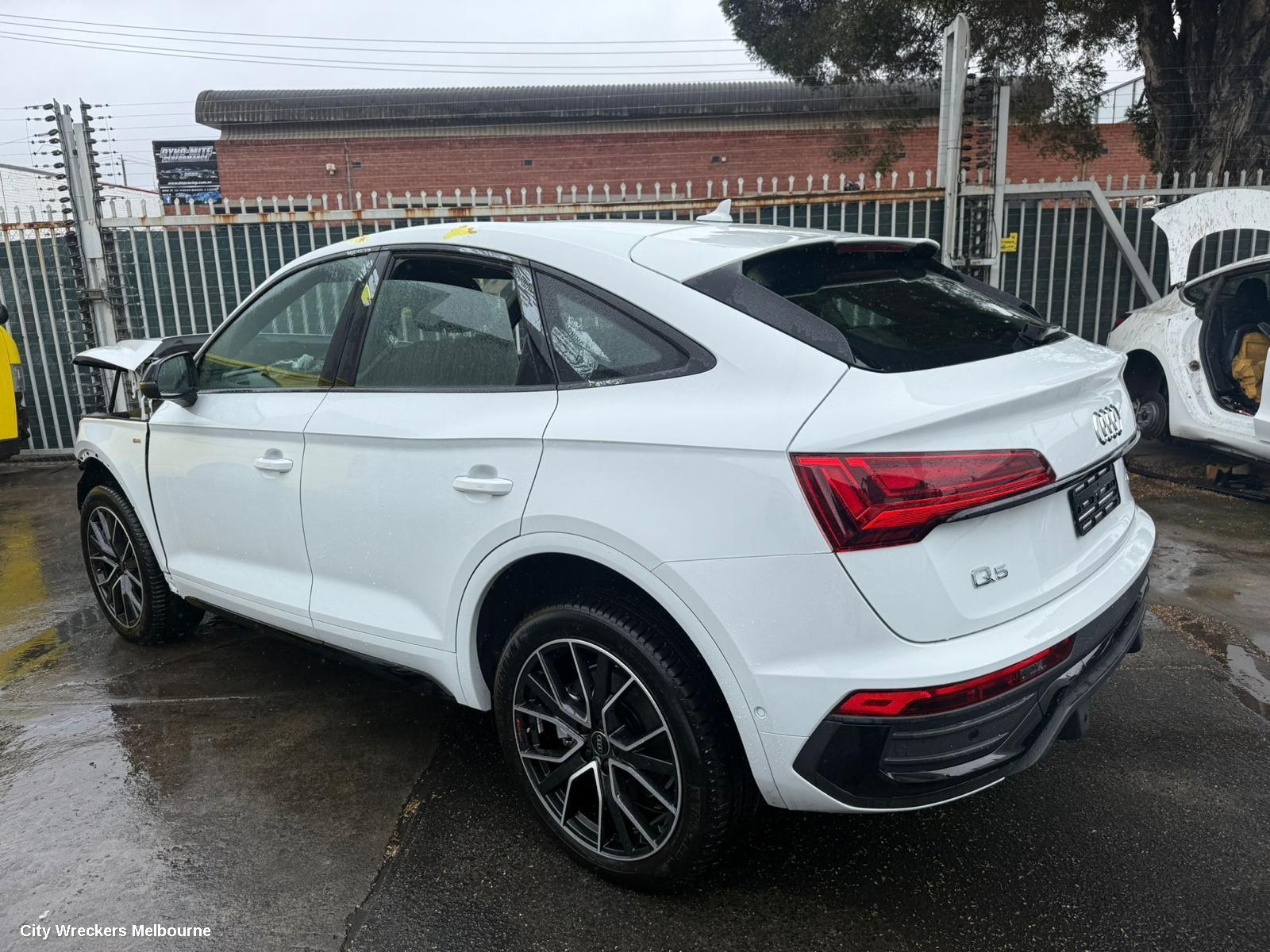AUDI Q5 LEFT FRONT DOOR WINDOW, FY, GREEN TINT TYPE, 02/2017 - 02/2025