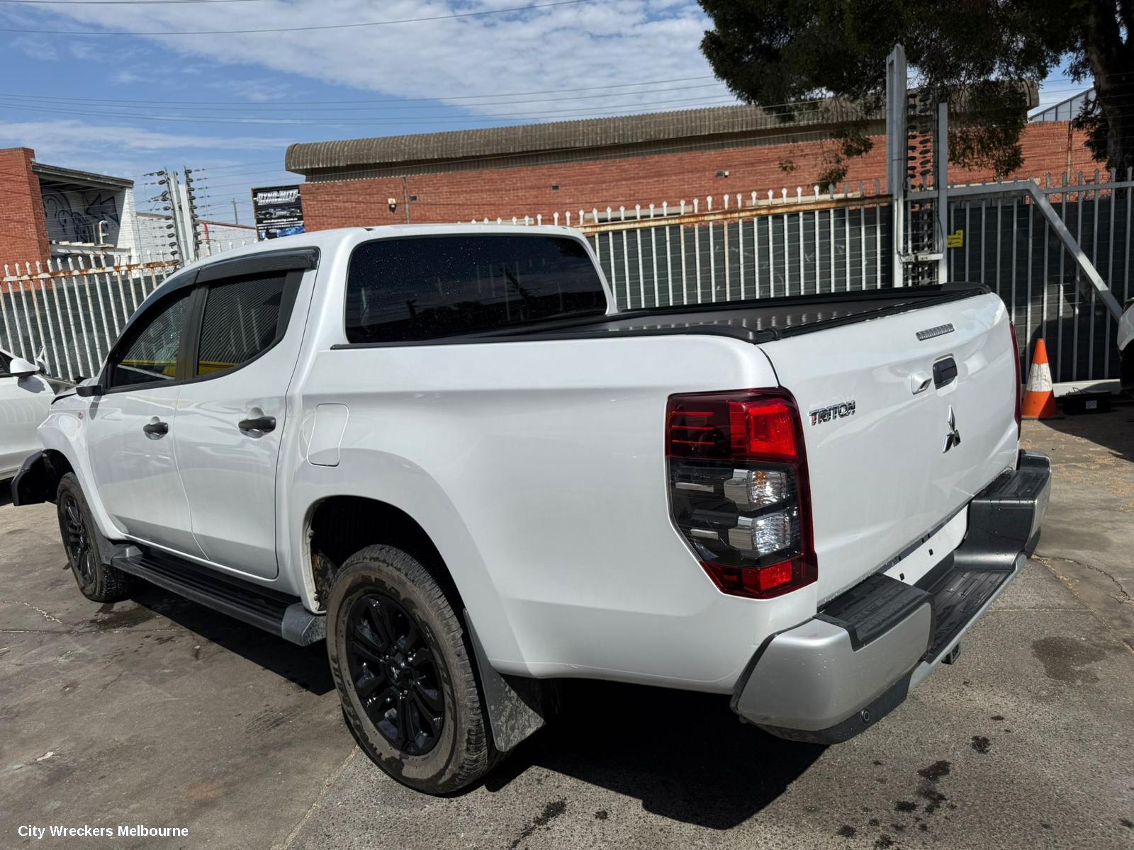 MITSUBISHI TRITON RIGHT GUARD, MR, NON FLARED, W/ REPEATER LAMP TYPE, 11/2018 - 10/2023