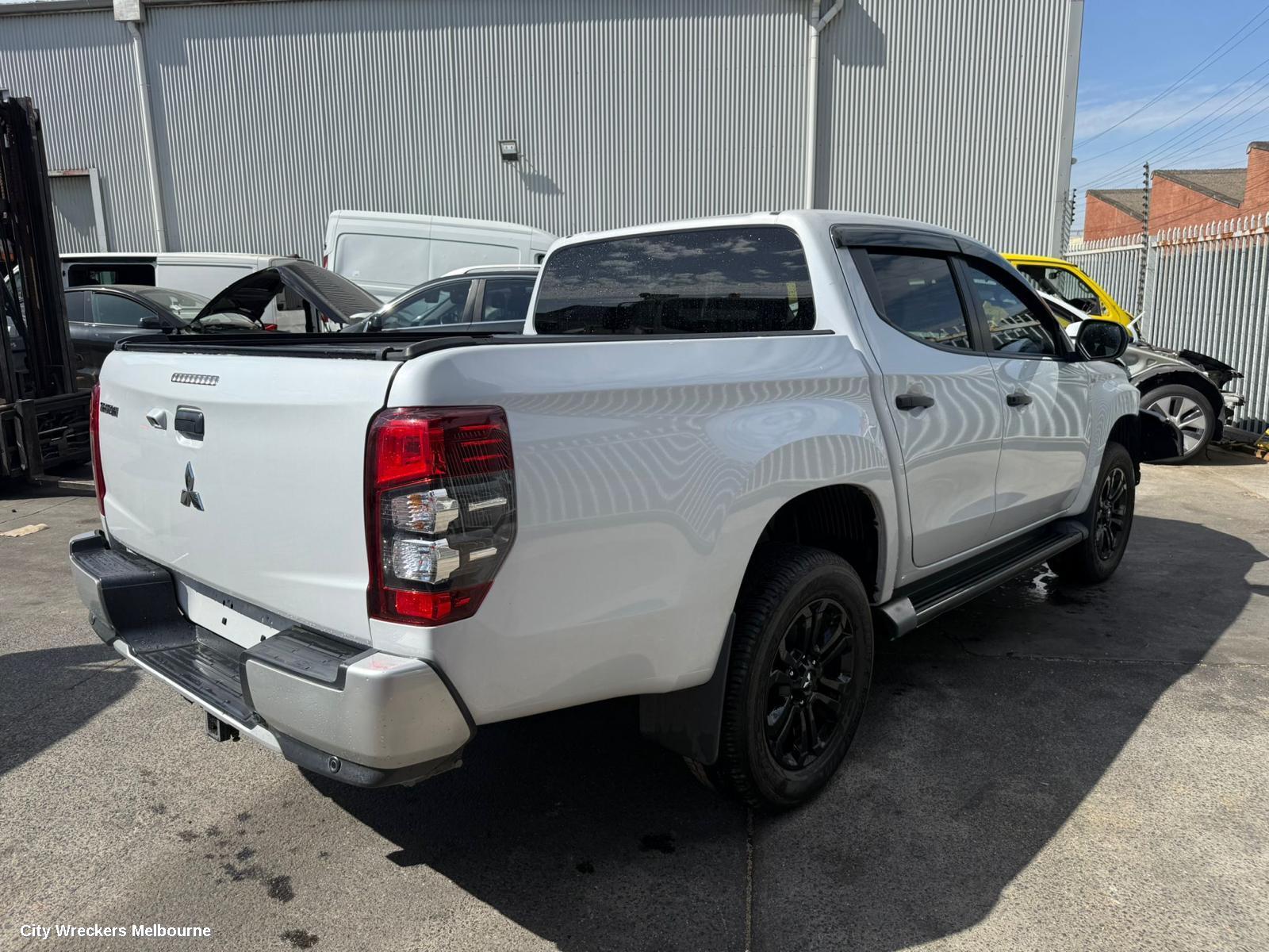 MITSUBISHI TRITON RIGHT GUARD, MR, NON FLARED, W/ REPEATER LAMP TYPE, 11/2018 - 10/2023