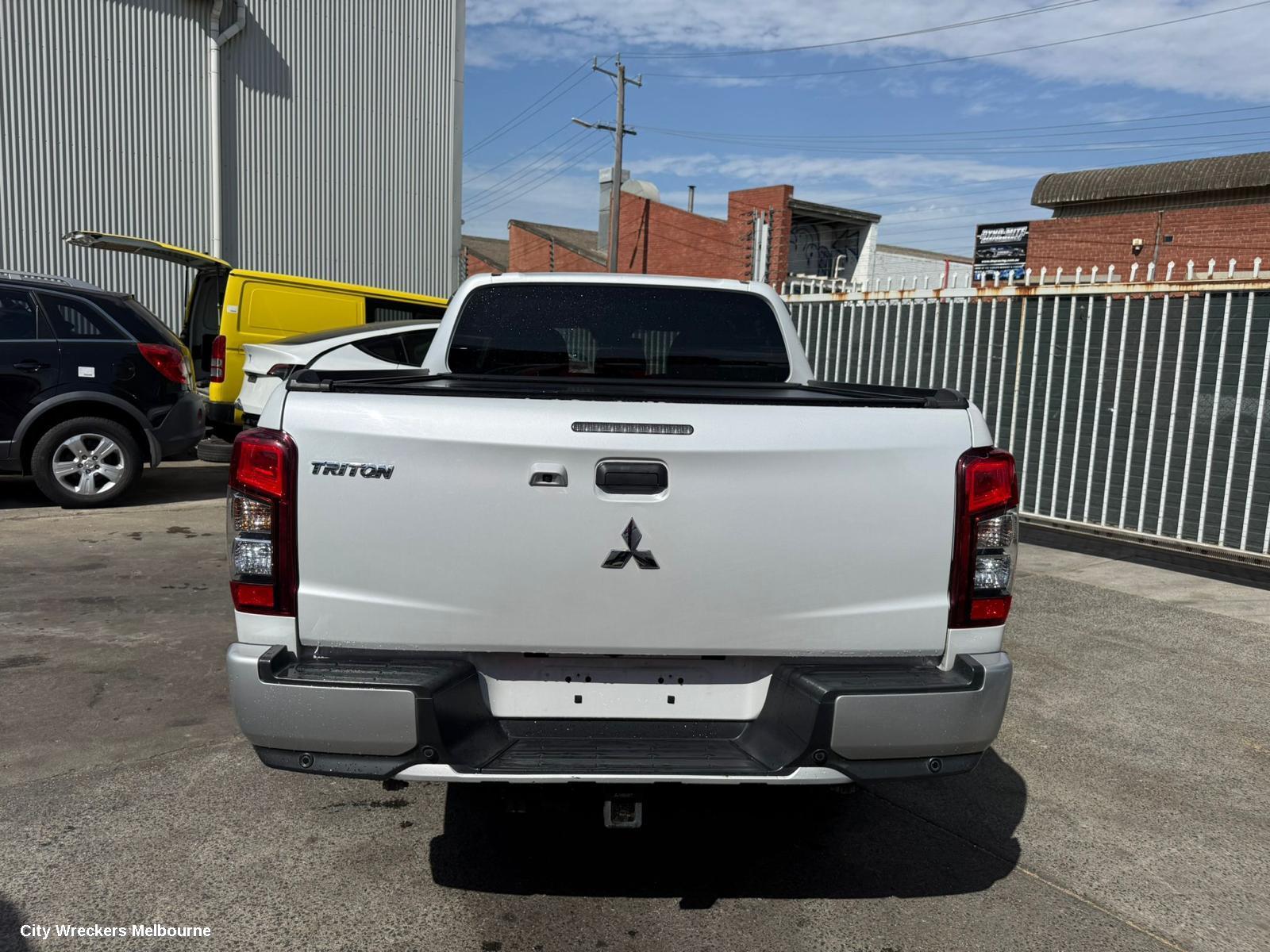 MITSUBISHI TRITON RIGHT GUARD, MR, NON FLARED, W/ REPEATER LAMP TYPE, 11/2018 - 10/2023