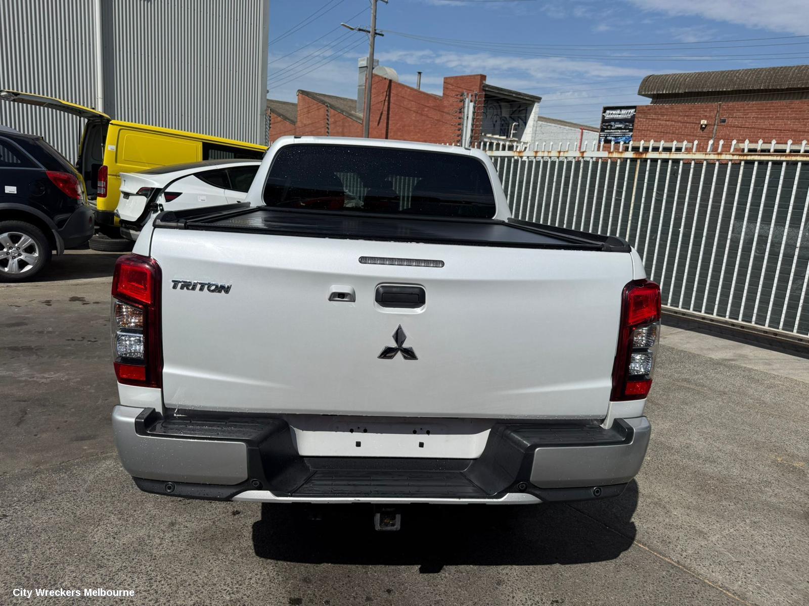 MITSUBISHI TRITON RIGHT GUARD, MR, NON FLARED, W/ REPEATER LAMP TYPE, 11/2018 - 10/2023