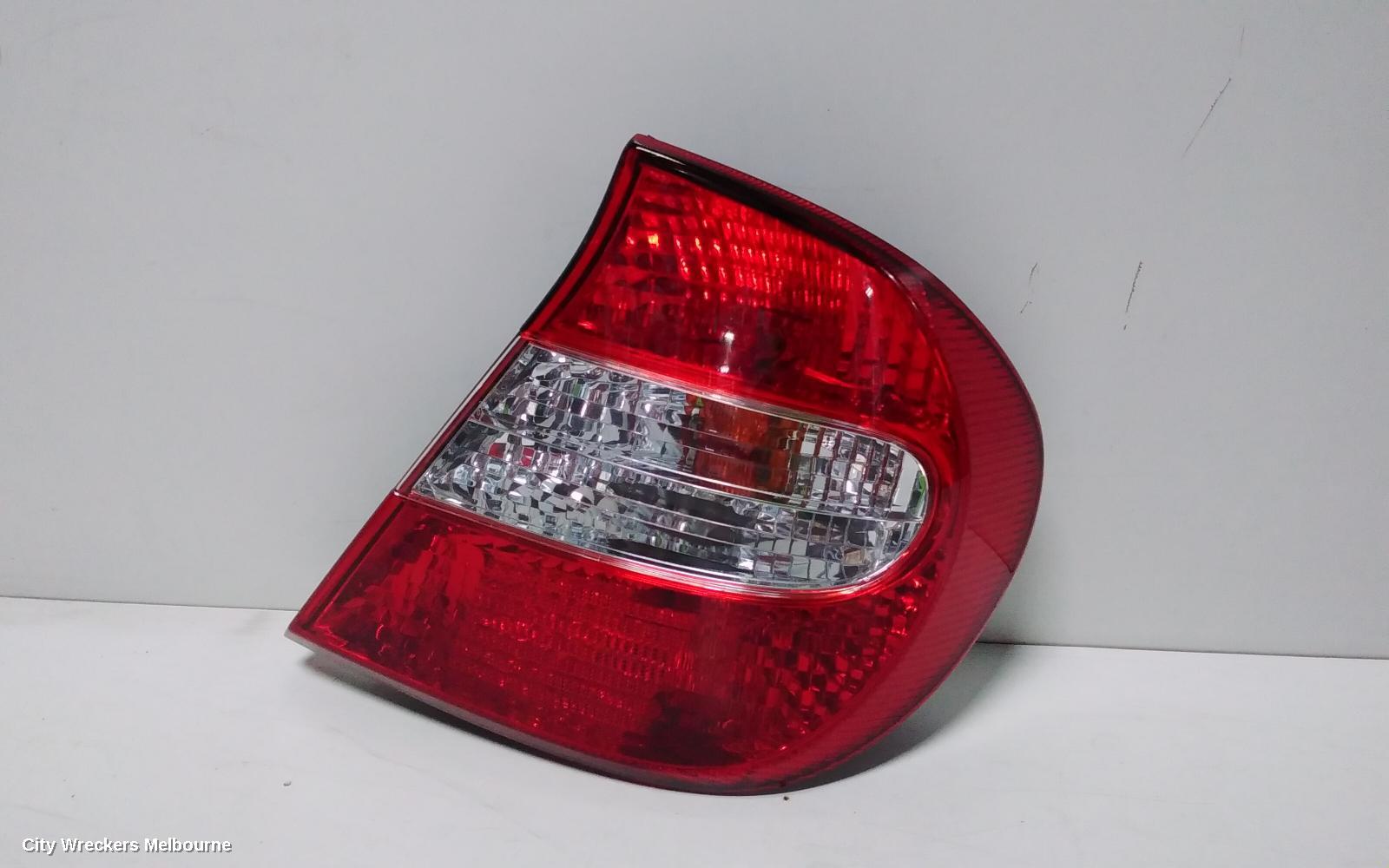 TOYOTA CAMRY RIGHT TAILLIGHT, SK36, REVERSE LAMP IN CENTRE, 08/2002 - 09/2004