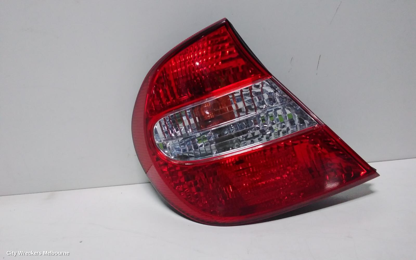 TOYOTA CAMRY LEFT TAILLIGHT, SK36, REVERSE LAMP IN CENTRE, 08/2002 - 09/2004