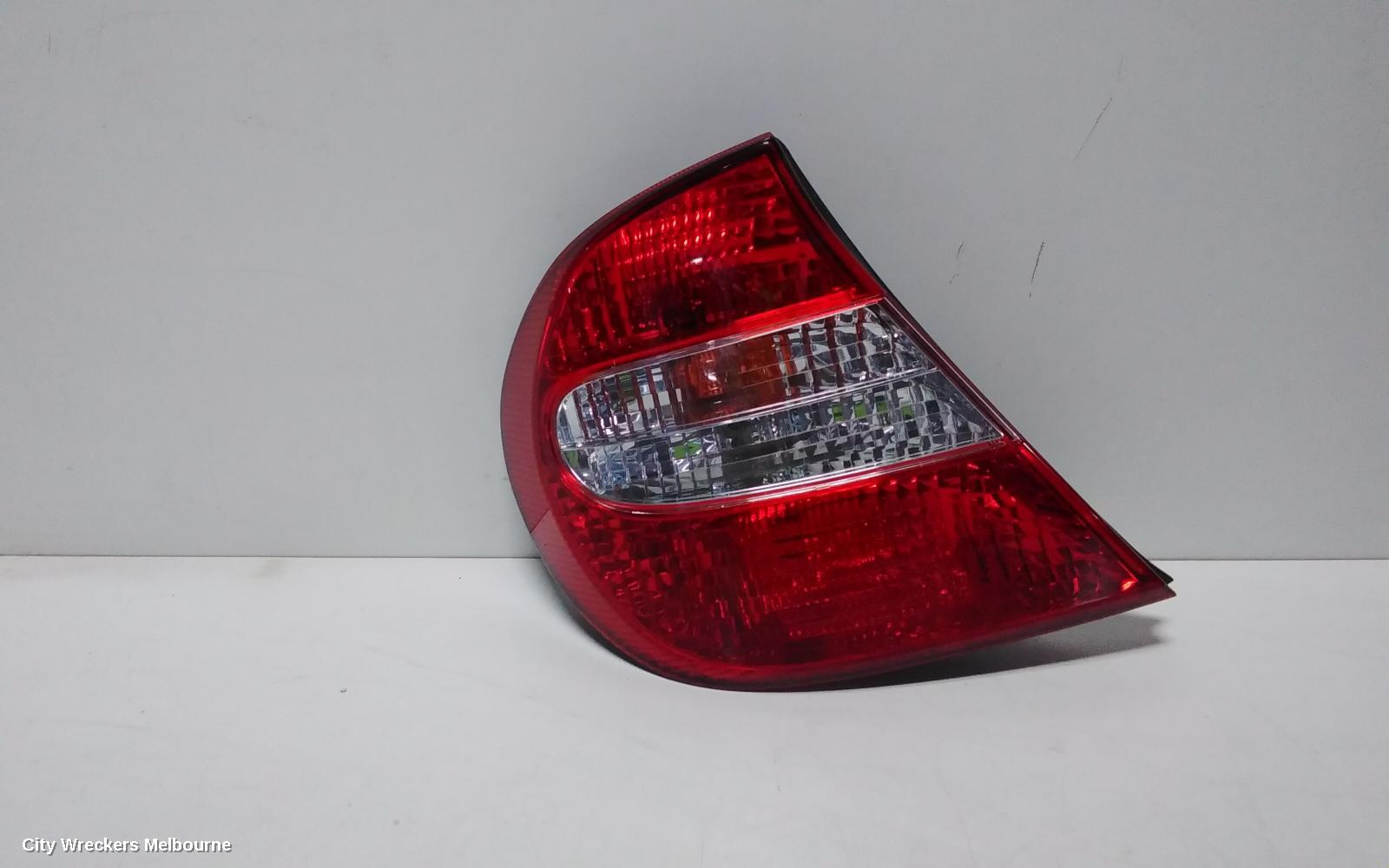 TOYOTA CAMRY LEFT TAILLIGHT, SK36, REVERSE LAMP IN CENTRE, 08/2002 - 09/2004