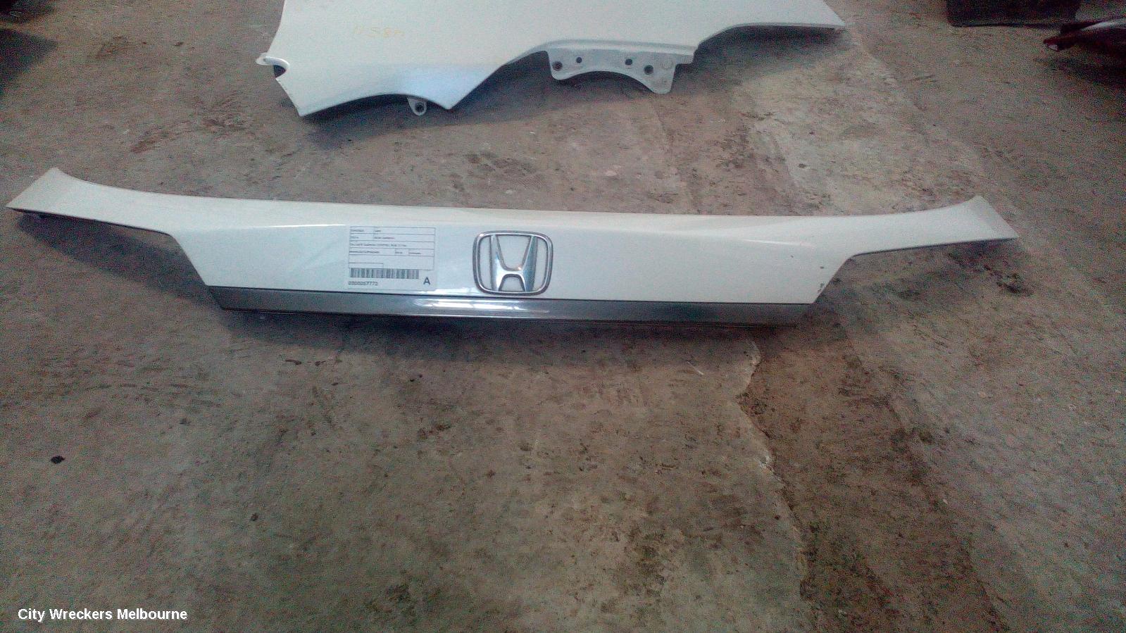 HONDA HRV REAR GARNISH, TAILGATE GARNISH (CENTRE), RU5, 07/2018 ONWARDS