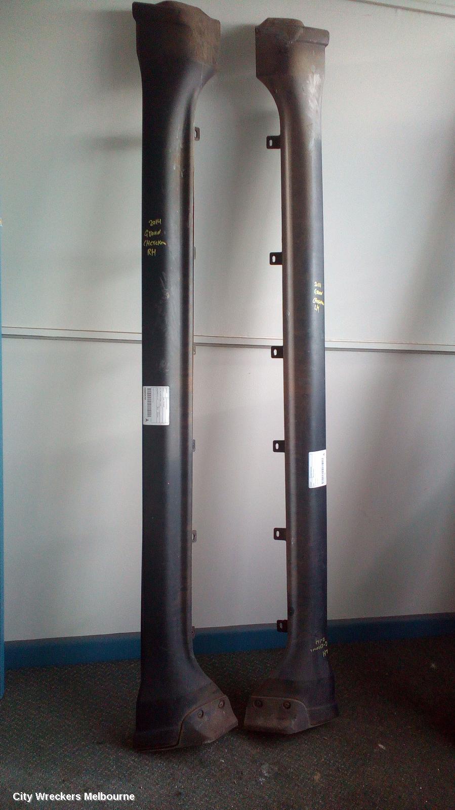 JEEP GRANDCHEROKEE SIDE STEP/SKIRT, WK, SIDE SKIRT, RH SIDE, 10/2010 ONWARDS