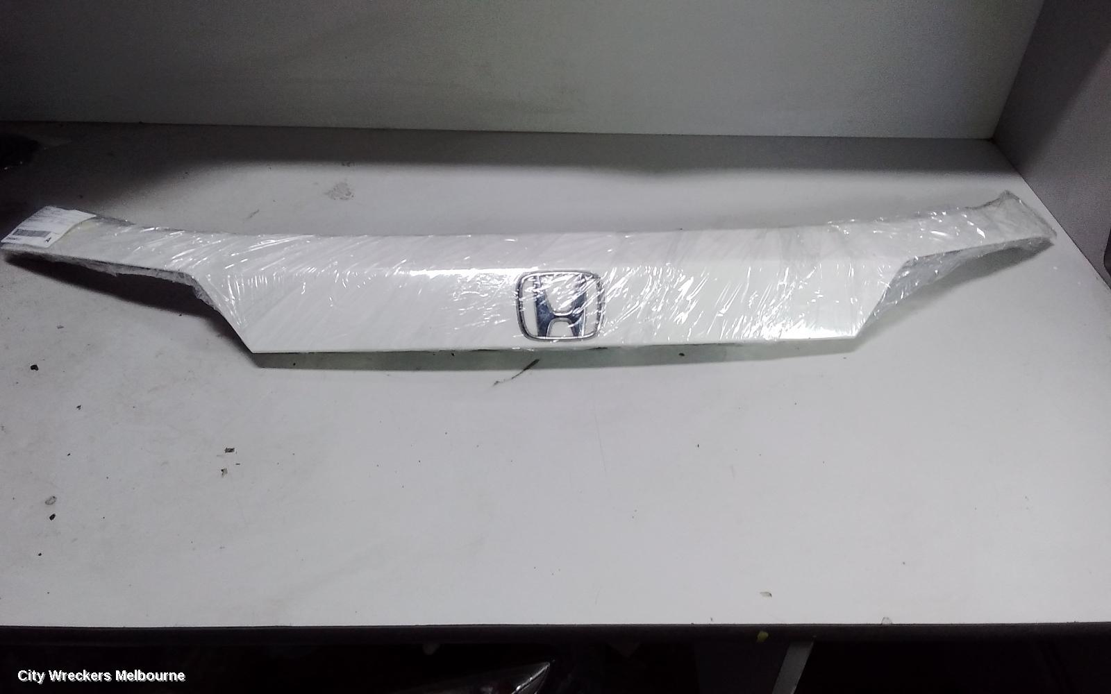 HONDA HRV REAR GARNISH, TAILGATE GARNISH (CENTRE), RU5, 12/2014 - 06/2018