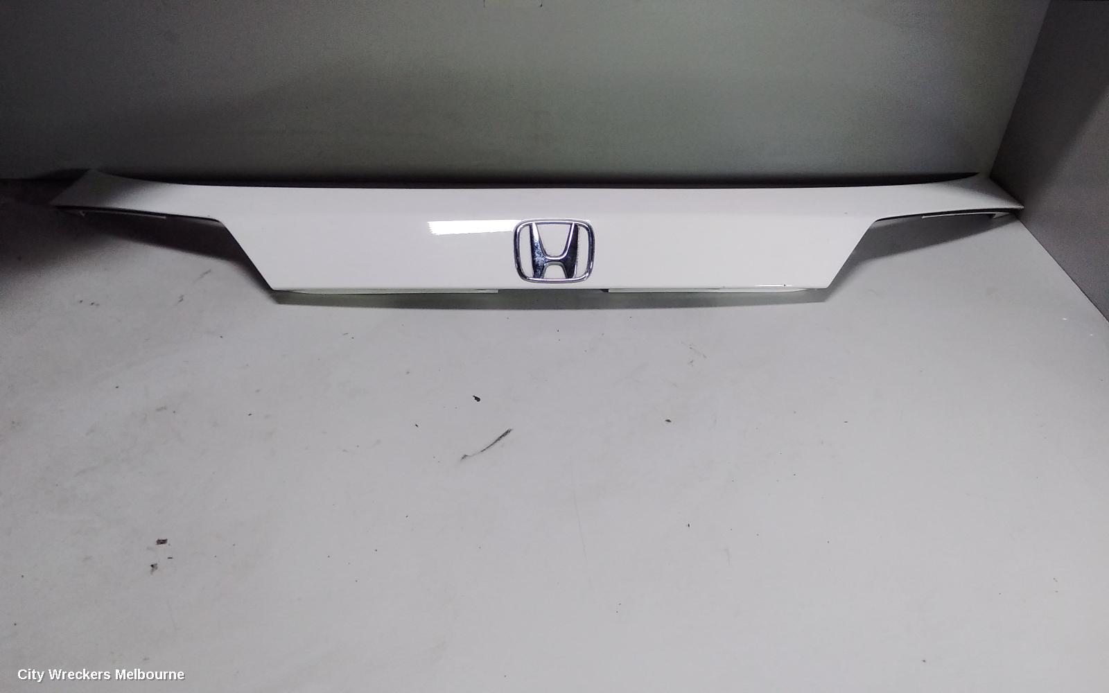 HONDA HRV REAR GARNISH, TAILGATE GARNISH (CENTRE), RU5, 12/2014 - 06/2018