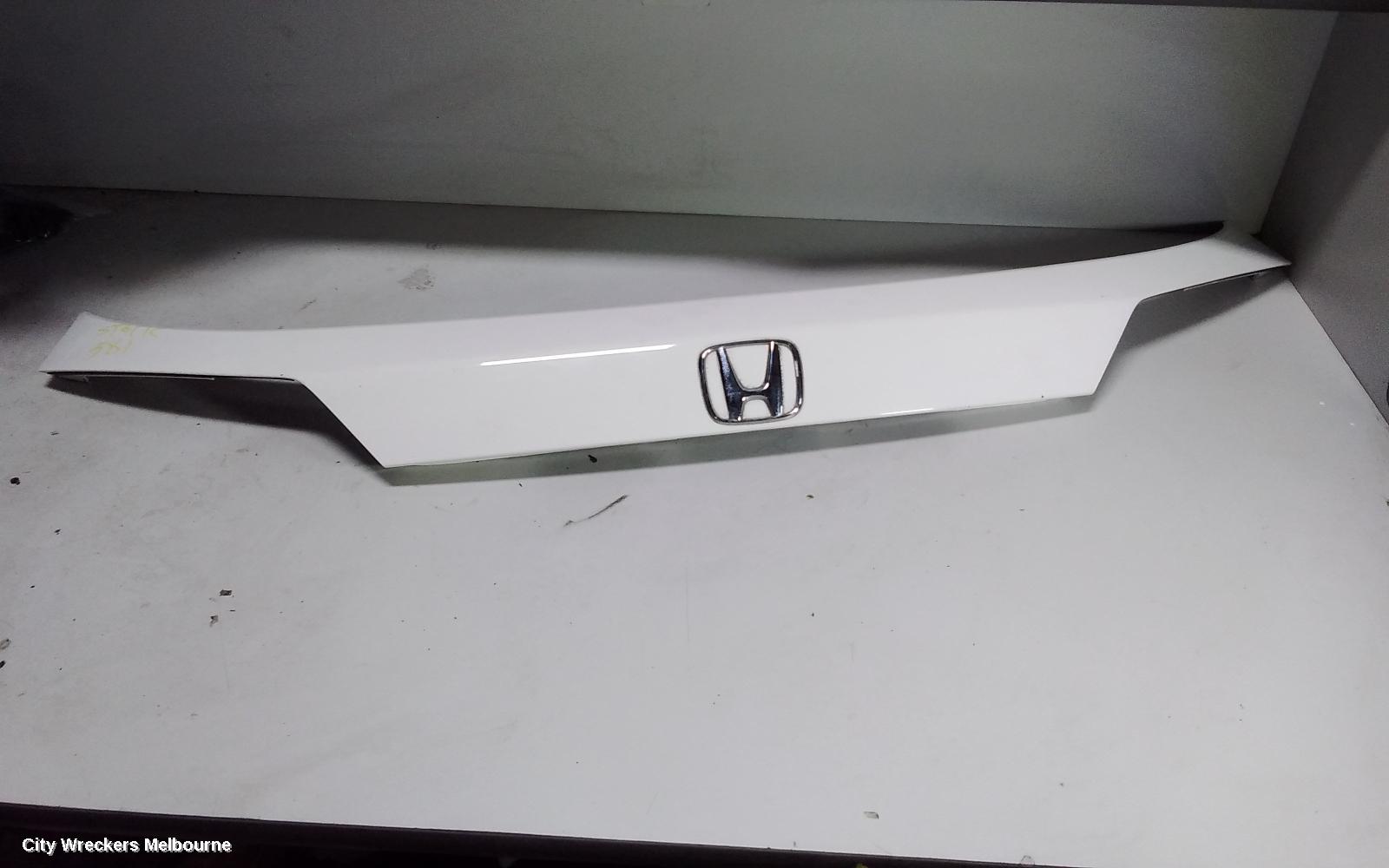 HONDA HRV REAR GARNISH, TAILGATE GARNISH (CENTRE), RU5, 12/2014 - 06/2018