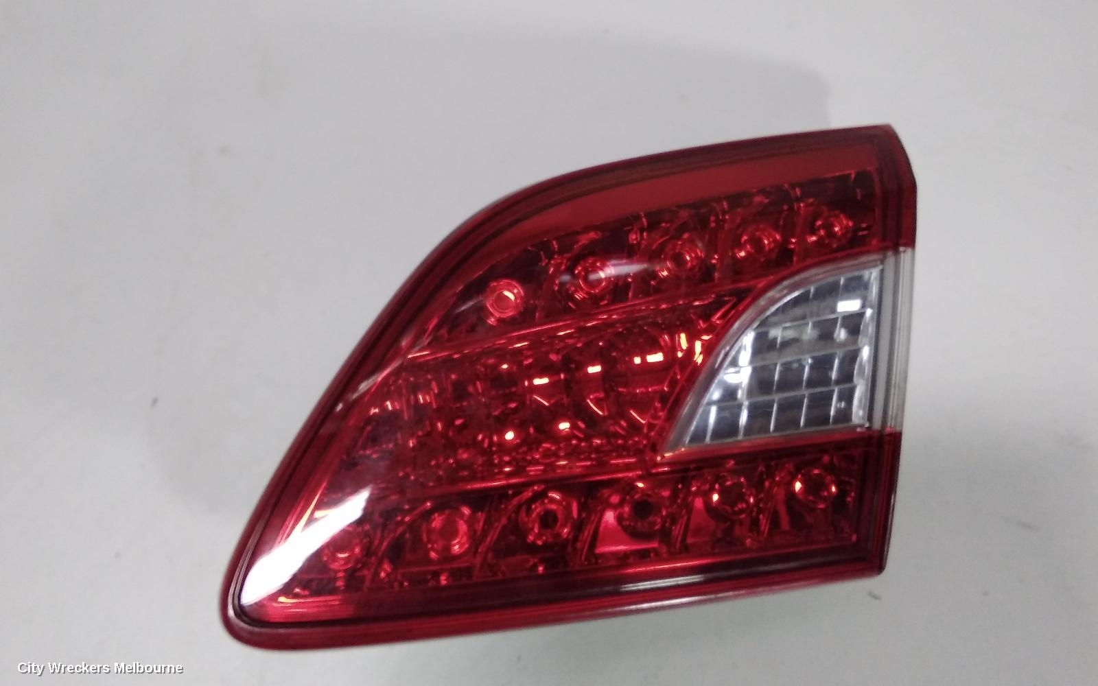 NISSAN PULSAR REAR GARNISH, BOOTLID LAMP (RH SIDE), B17, SEDAN, 12/2012 - 12/2017