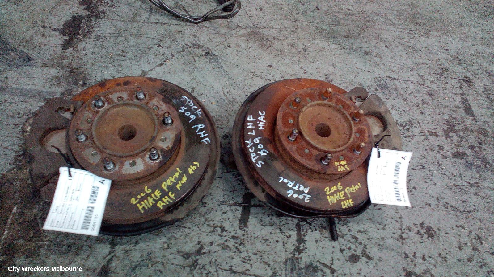 TOYOTA HIACE RIGHT FRONT HUB ASSEMBLY, TRH/KDH, NON ABS TYPE, 2WD, 03/2005 - 04/2019