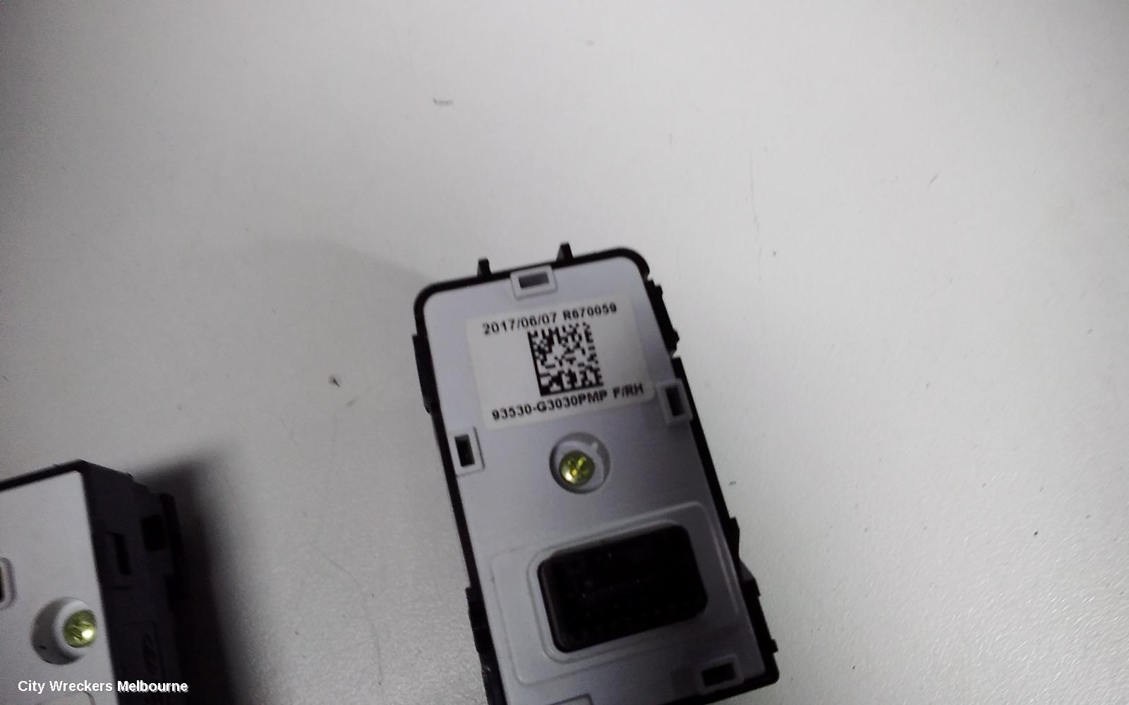HYUNDAI I30 PWR DR WIND SWITCH, RH FRONT (MASTER SWITCH), PD, W/ AUTO DOWN ON DRIVER SIDE ONLY TYPE, 03/2017 ONWARDS
