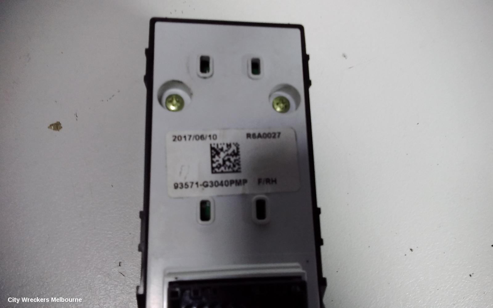 HYUNDAI I30 PWR DR WIND SWITCH, RH FRONT (MASTER SWITCH), PD, W/ AUTO DOWN ON DRIVER SIDE ONLY TYPE, 03/2017 ONWARDS