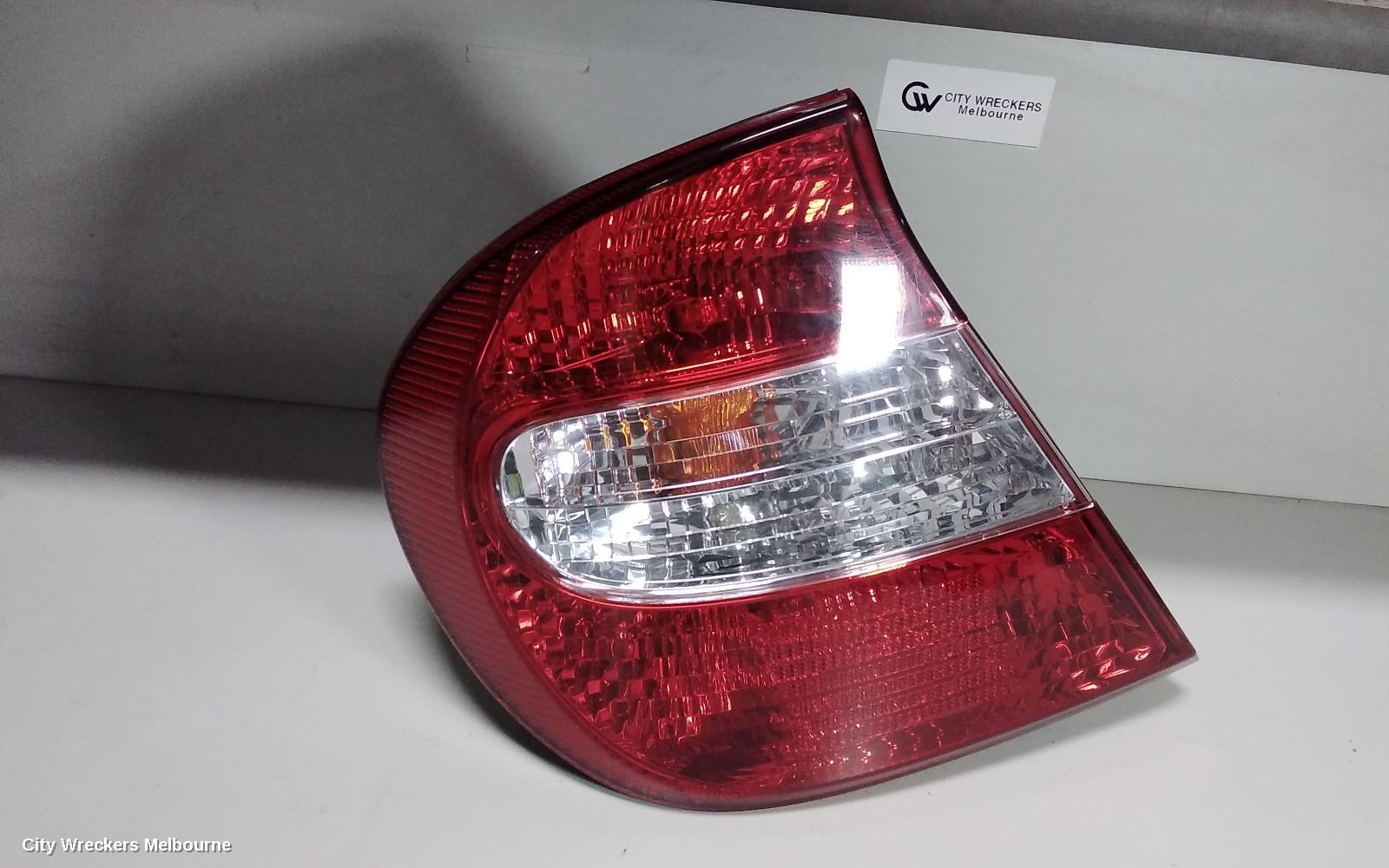TOYOTA CAMRY LEFT TAILLIGHT, SK36, REVERSE LAMP IN CENTRE, 08/2002 - 09/2004
