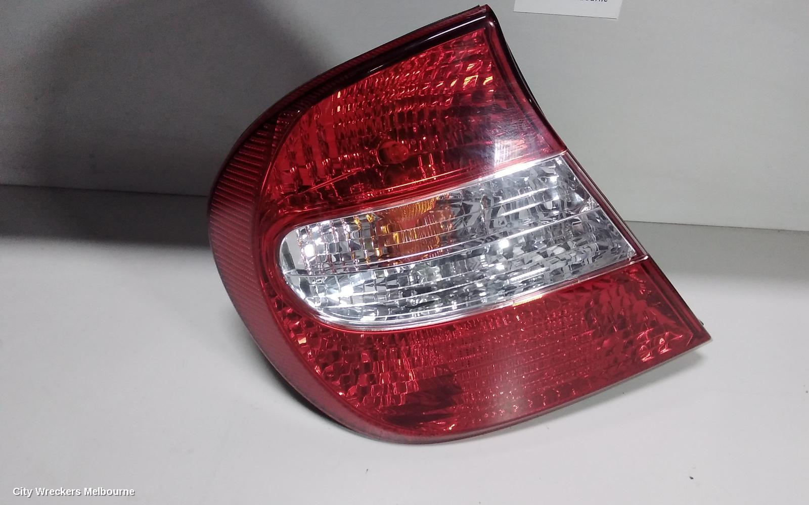 TOYOTA CAMRY LEFT TAILLIGHT, SK36, REVERSE LAMP IN CENTRE, 08/2002 - 09/2004