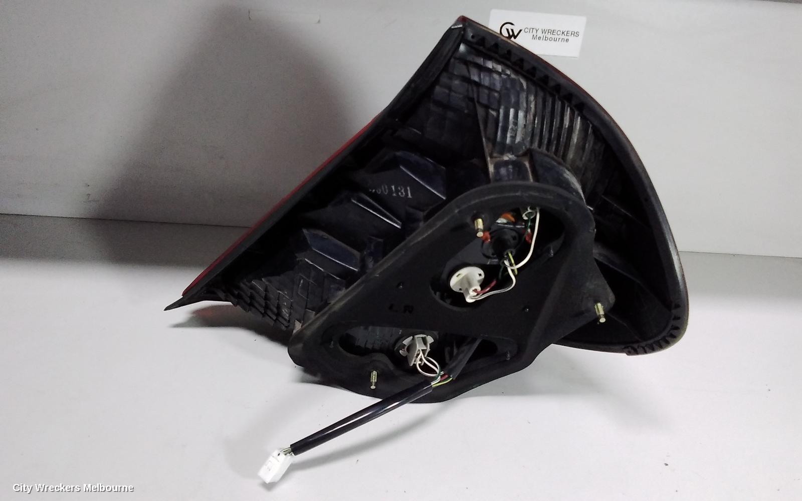 TOYOTA CAMRY LEFT TAILLIGHT, SK36, REVERSE LAMP IN CENTRE, 08/2002 - 09/2004
