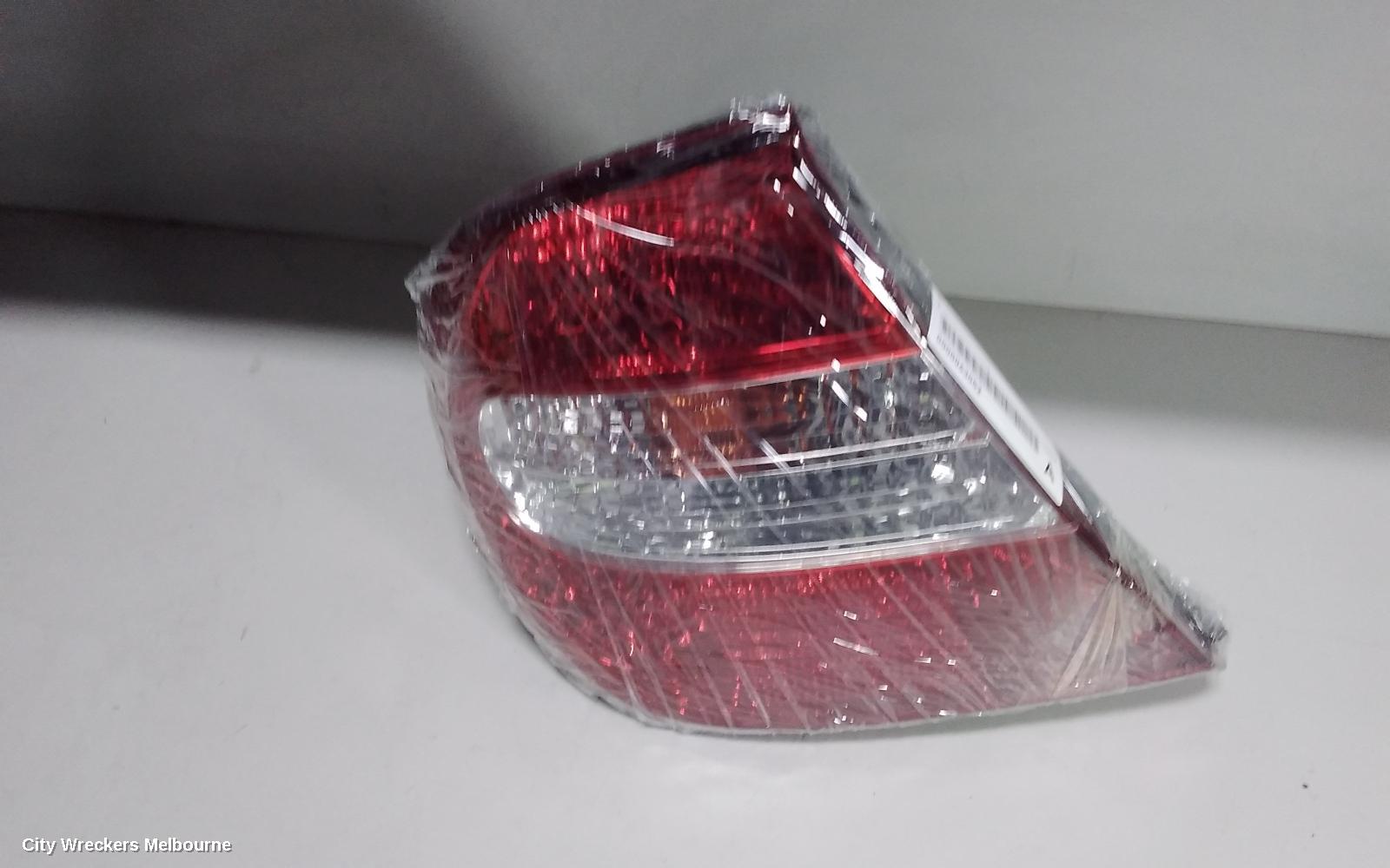 TOYOTA CAMRY LEFT TAILLIGHT, SK36, REVERSE LAMP IN CENTRE, 08/2002 - 09/2004