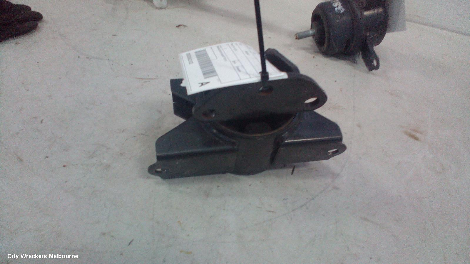 HYUNDAI I20 MOUNT, PB 04/2010 - 12/2015