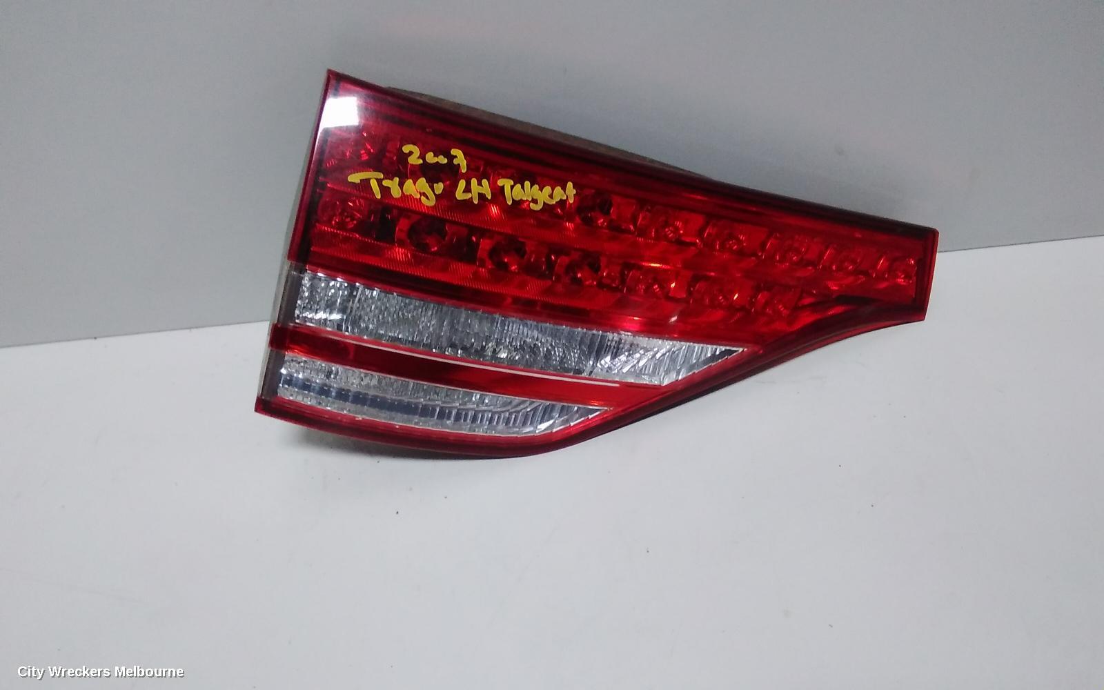 TOYOTA TARAGO REAR GARNISH, TAILGATE LAMP (LH SIDE), ACR50R, 03/2006 - 12/2008