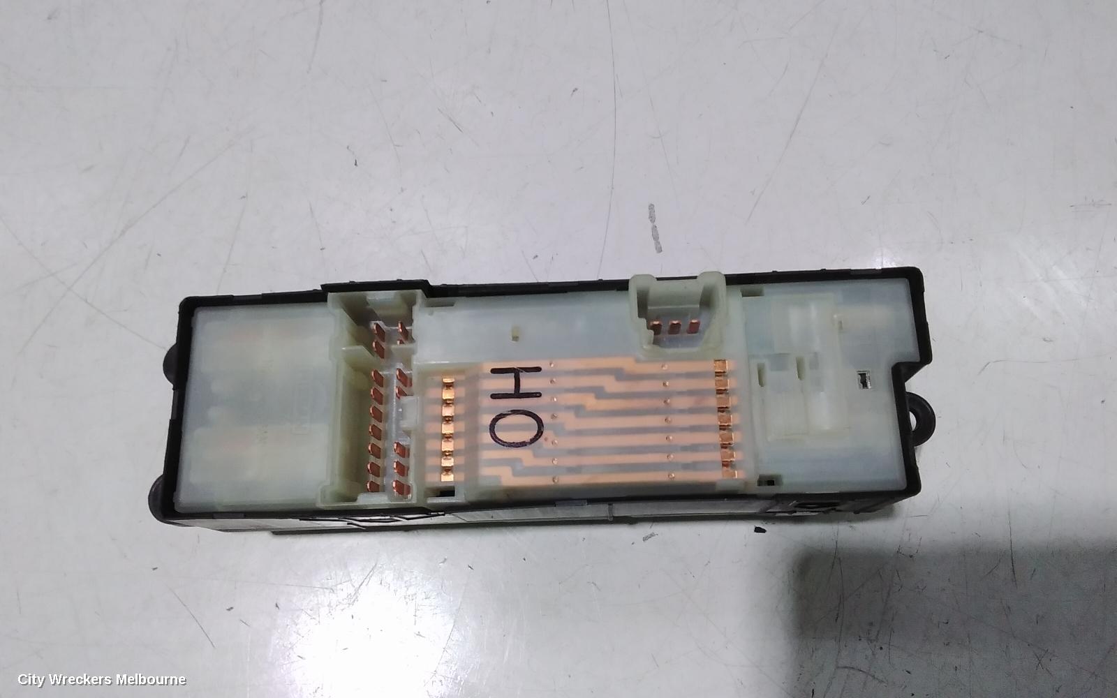 NISSAN XTRAIL PWR DR WIND SWITCH, RH FRONT (MASTER SWITCH), T30, 10/2001 - 09/2007