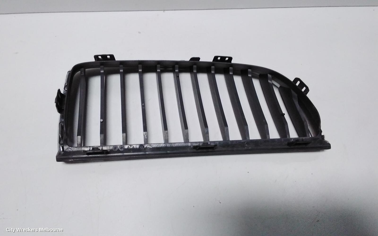 BMW 3 SERIES GRILLE, RADIATOR GRILLE (LH SIDE), E90/E91, SEDAN/WAGON, BLACK/CHROME, 03/2005 - 08/2008