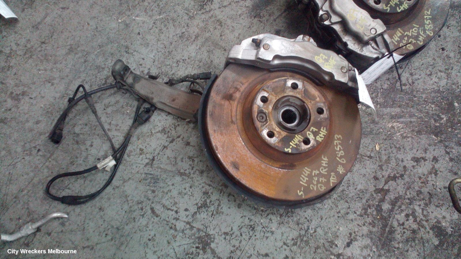 AUDI Q7 RIGHT FRONT HUB ASSEMBLY, 4L, 09/2006 - 08/2015