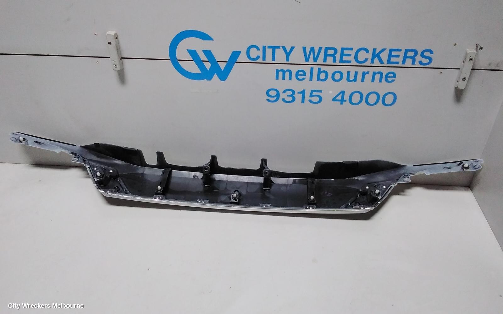 MITSUBISHI OUTLANDER REAR GARNISH, TAILGATE GARNISH (CENTRE), ZK-ZL, 04/2015 ONWARDS