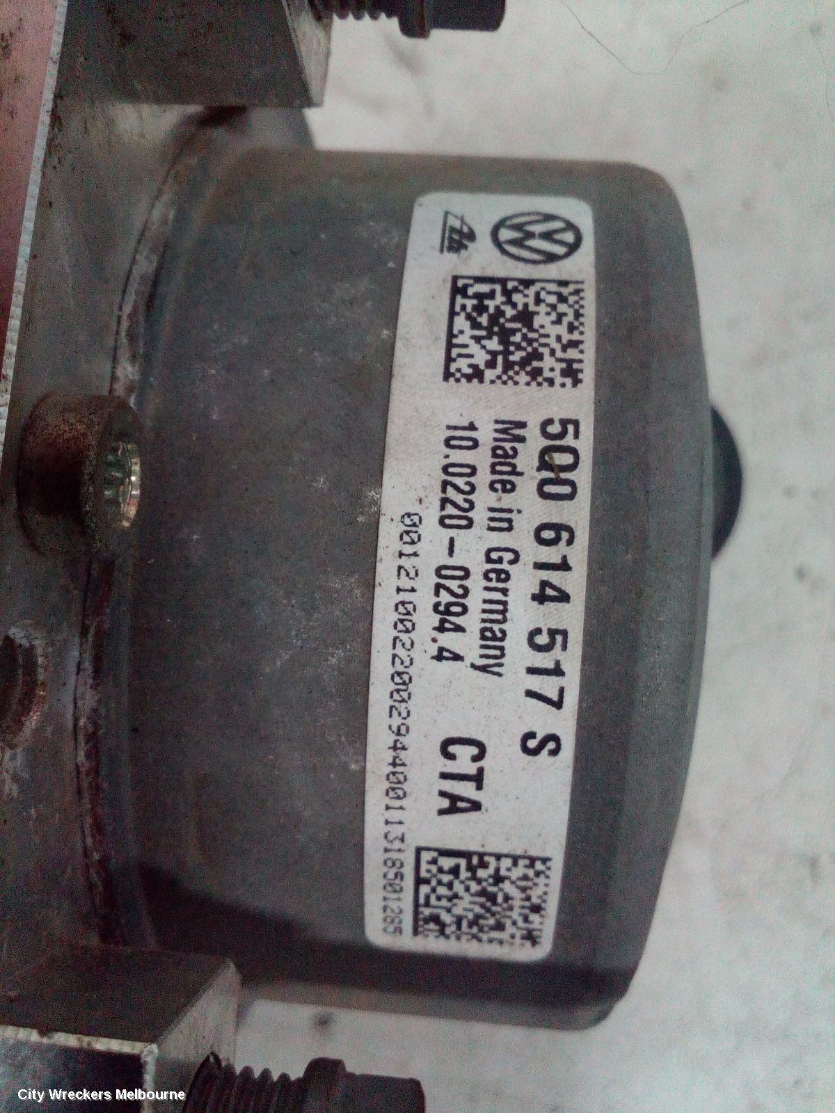 VOLKSWAGEN GOLF ABS PUMP/MODULATOR, GEN 7, ON MOTOR P/N 5Q0614517S, 03/2013 - 08/2020